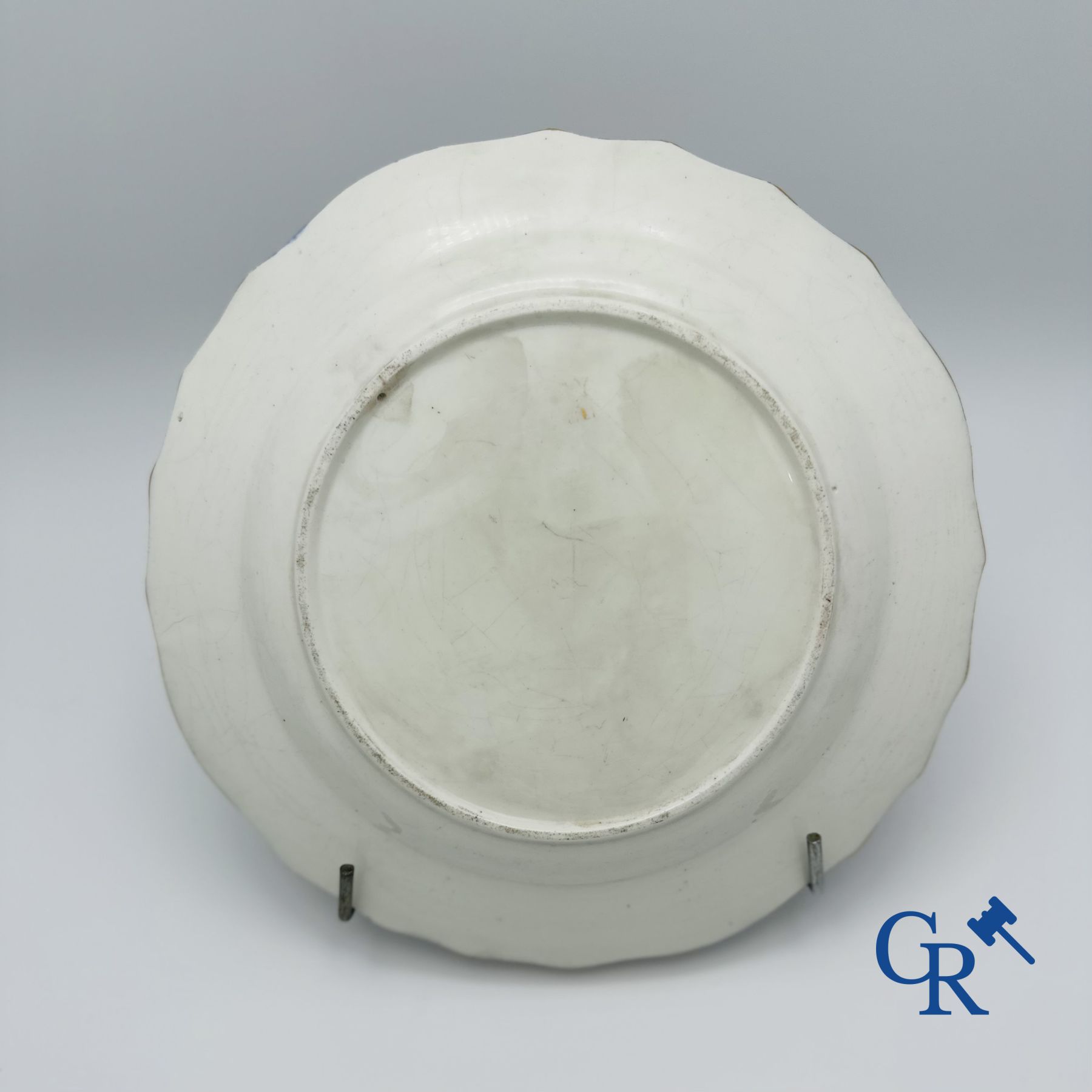 Assiette camaïeu bleu en pâte tendre de Tournai. 18ème.