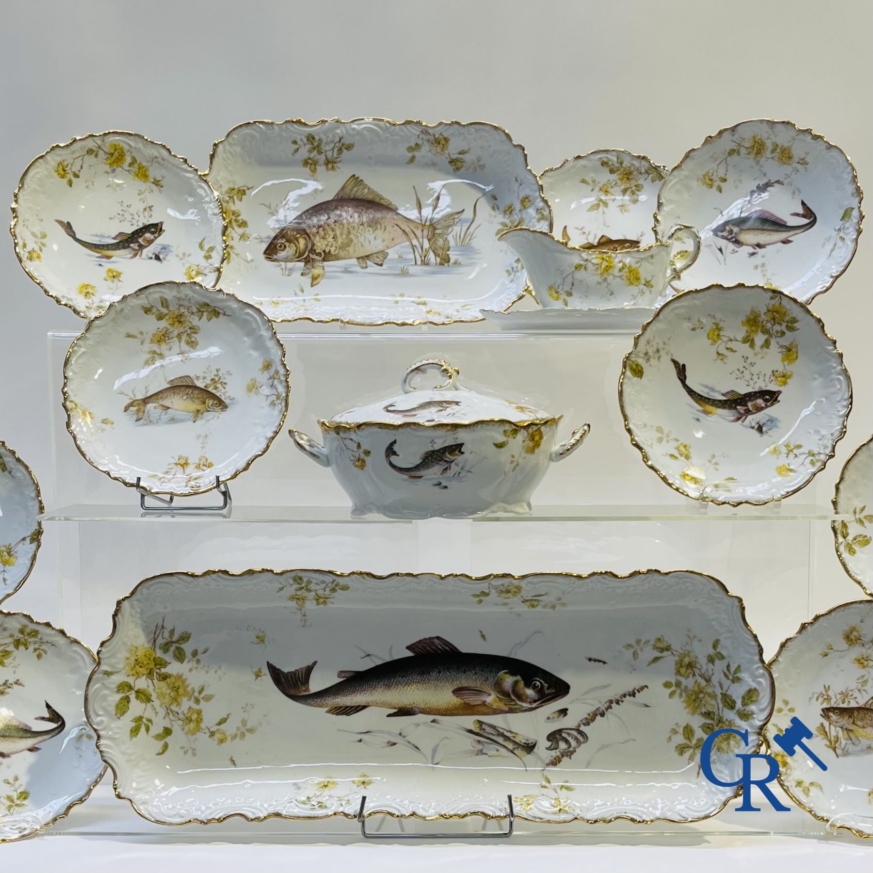 Extraordinaire service de table en porcelaine de Bruxelles à décor de poissons d'eau douce.