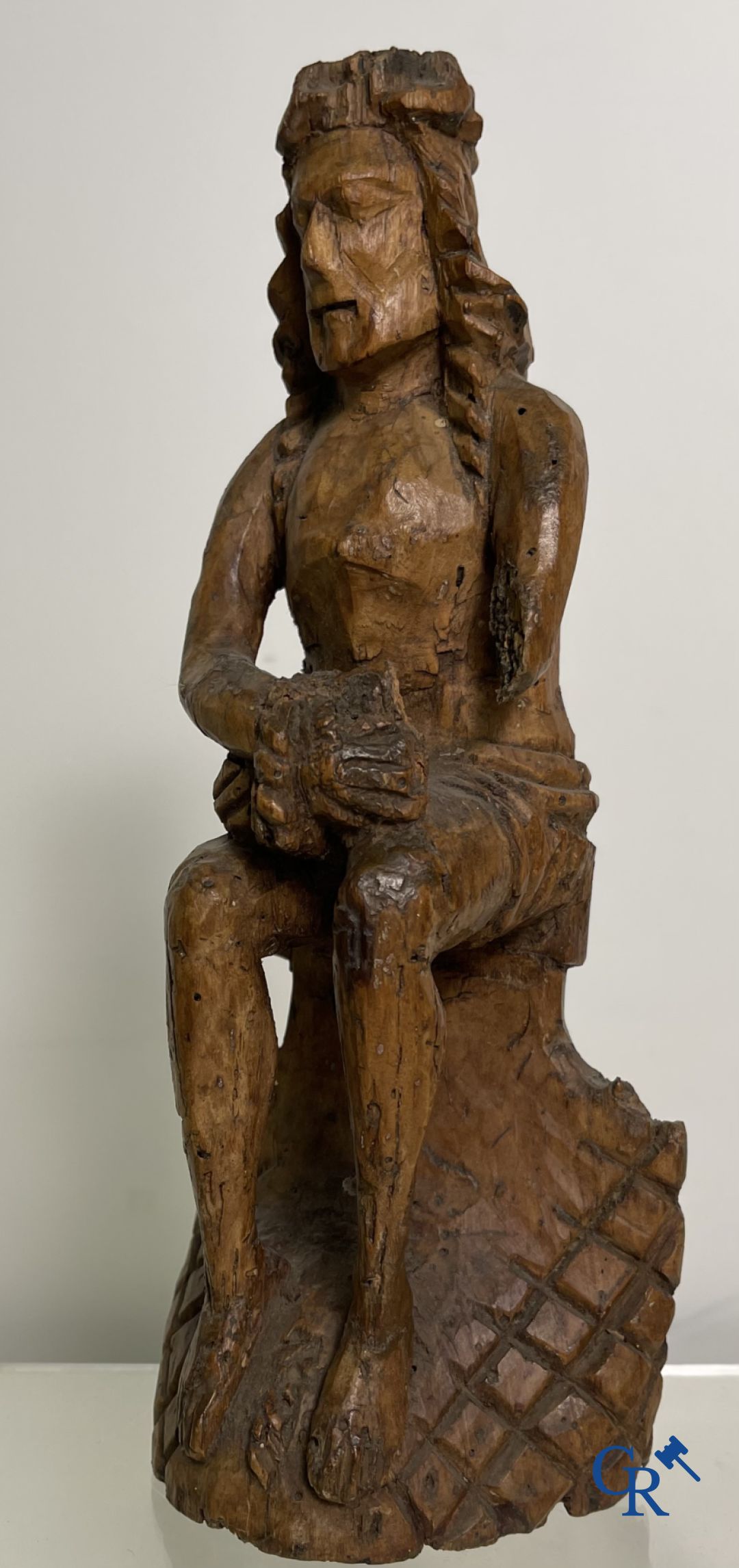 2 sculptures religieuses en bois. Le Christ sur la pierre froide et une statue d'apôtre. XVIIIe siècle.