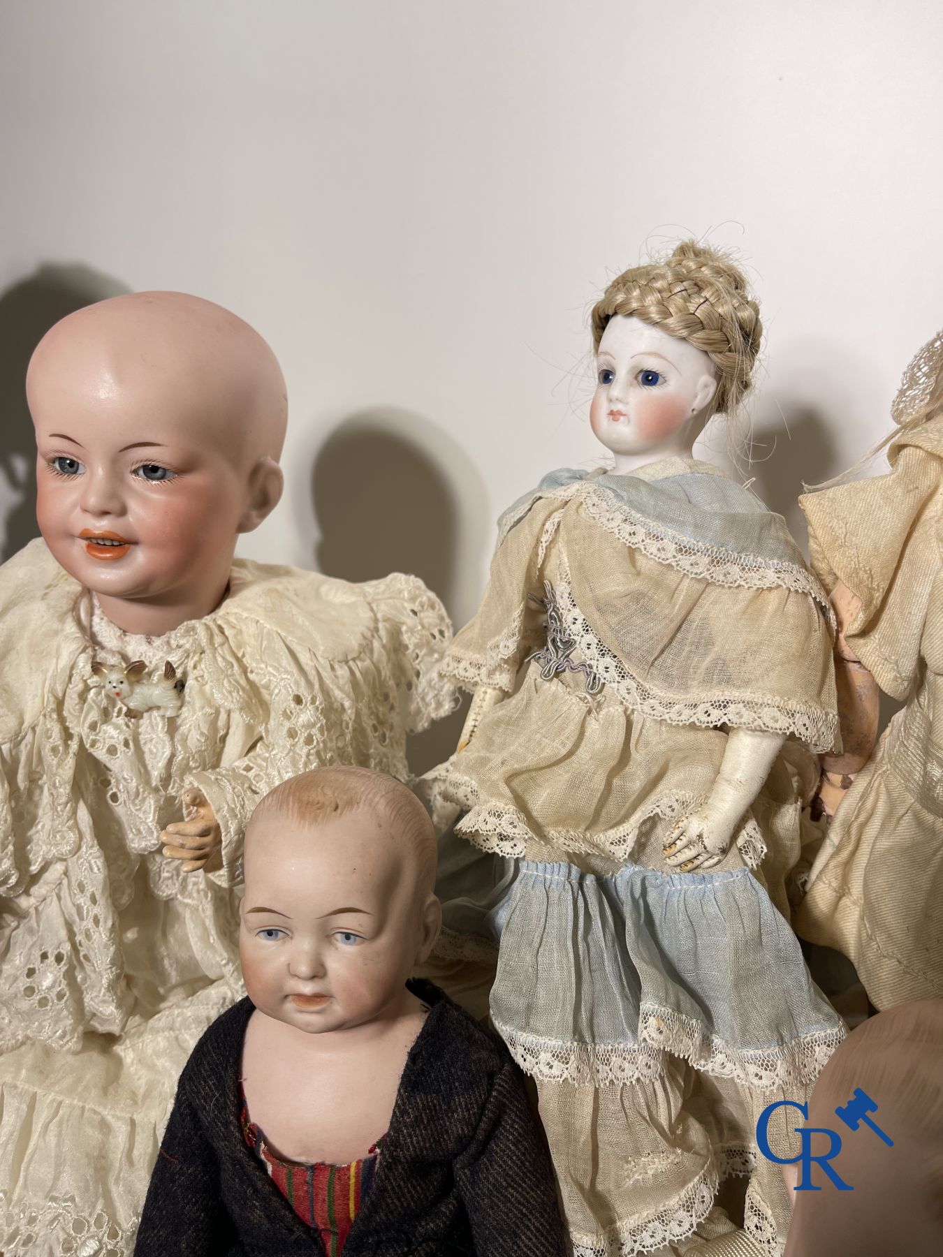 Jouets: poupées anciennes: Belle ensemble de poupées, tête porcelaine et objets de vitrine en argent.