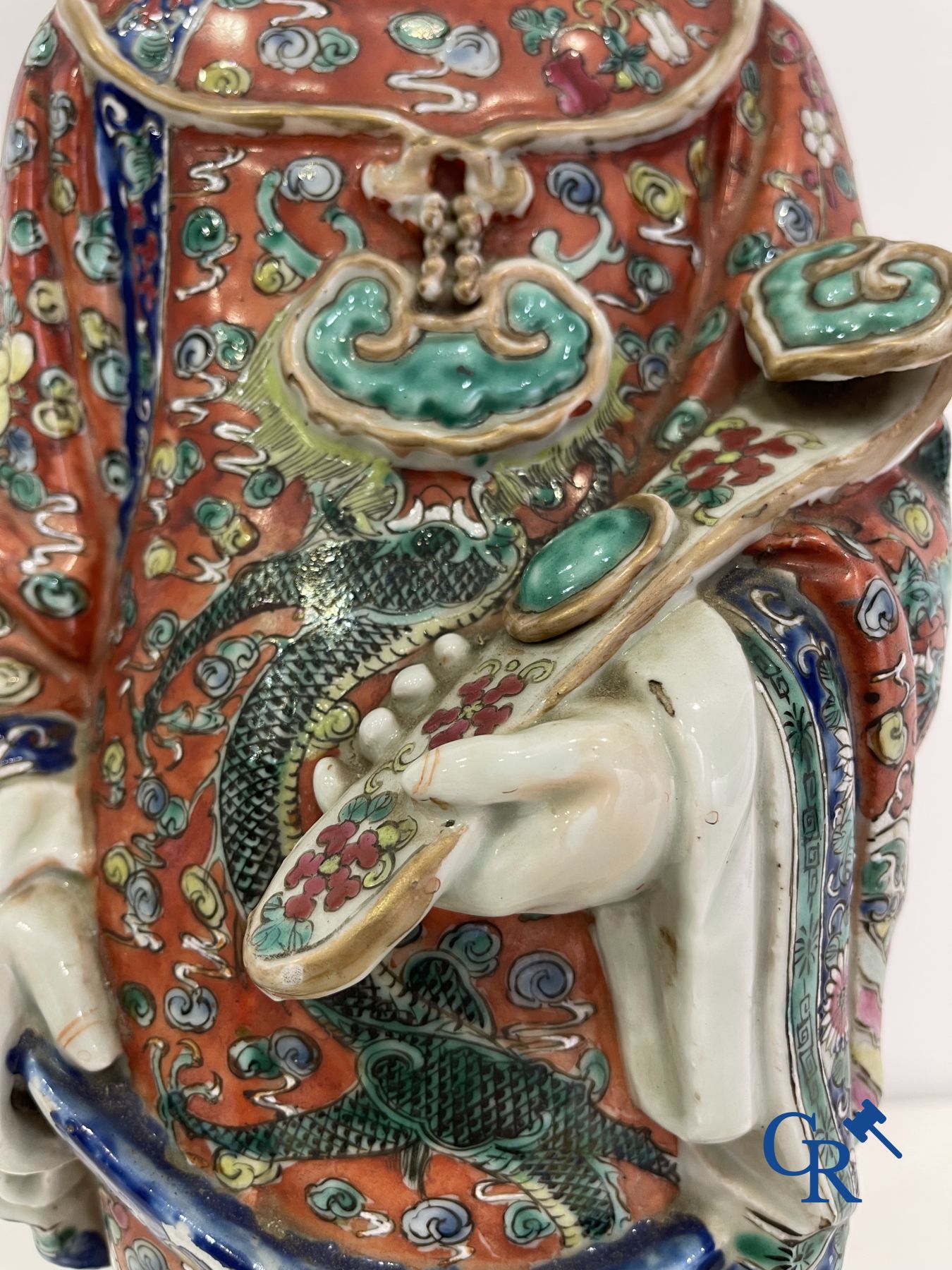 Art Asiatique: Un grand sage chinois en porcelaine. Marquée.