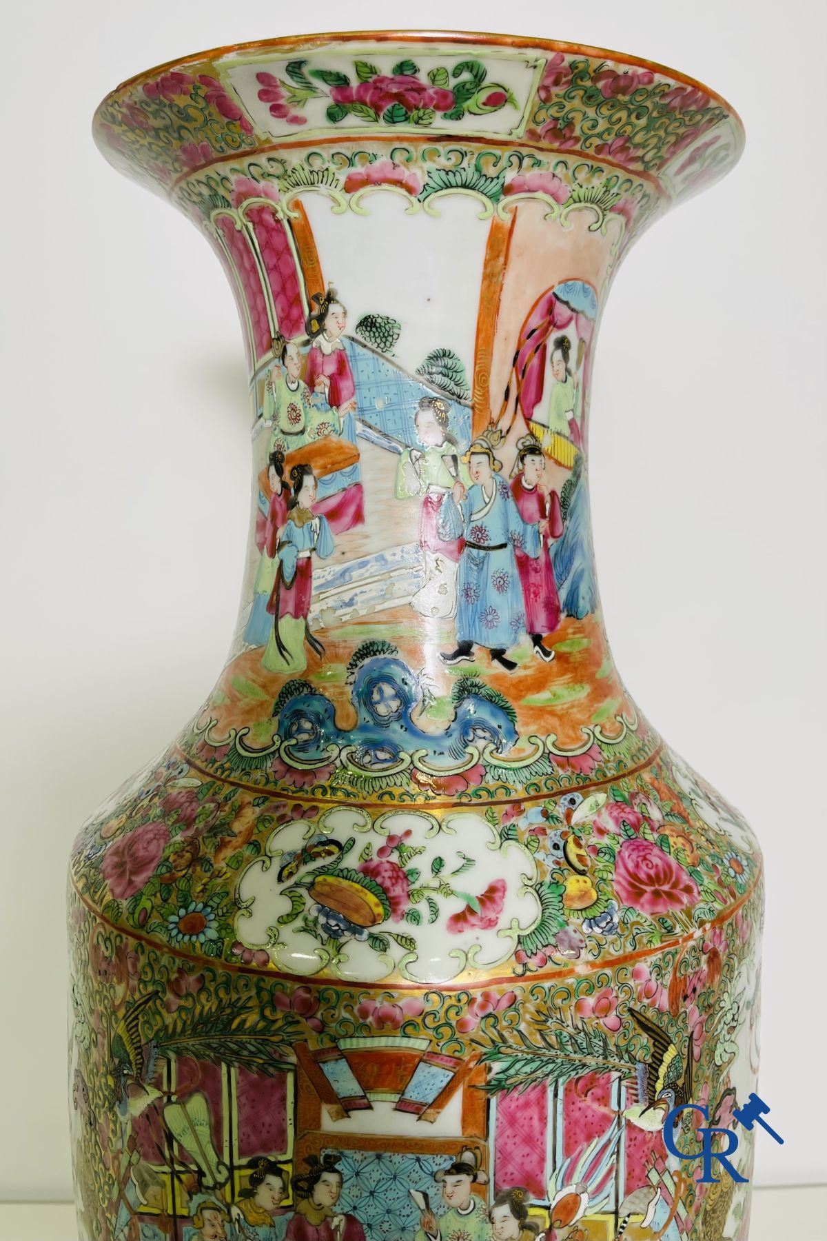 Porcelaine chinoise: Un vase chinois canton famille rose.
