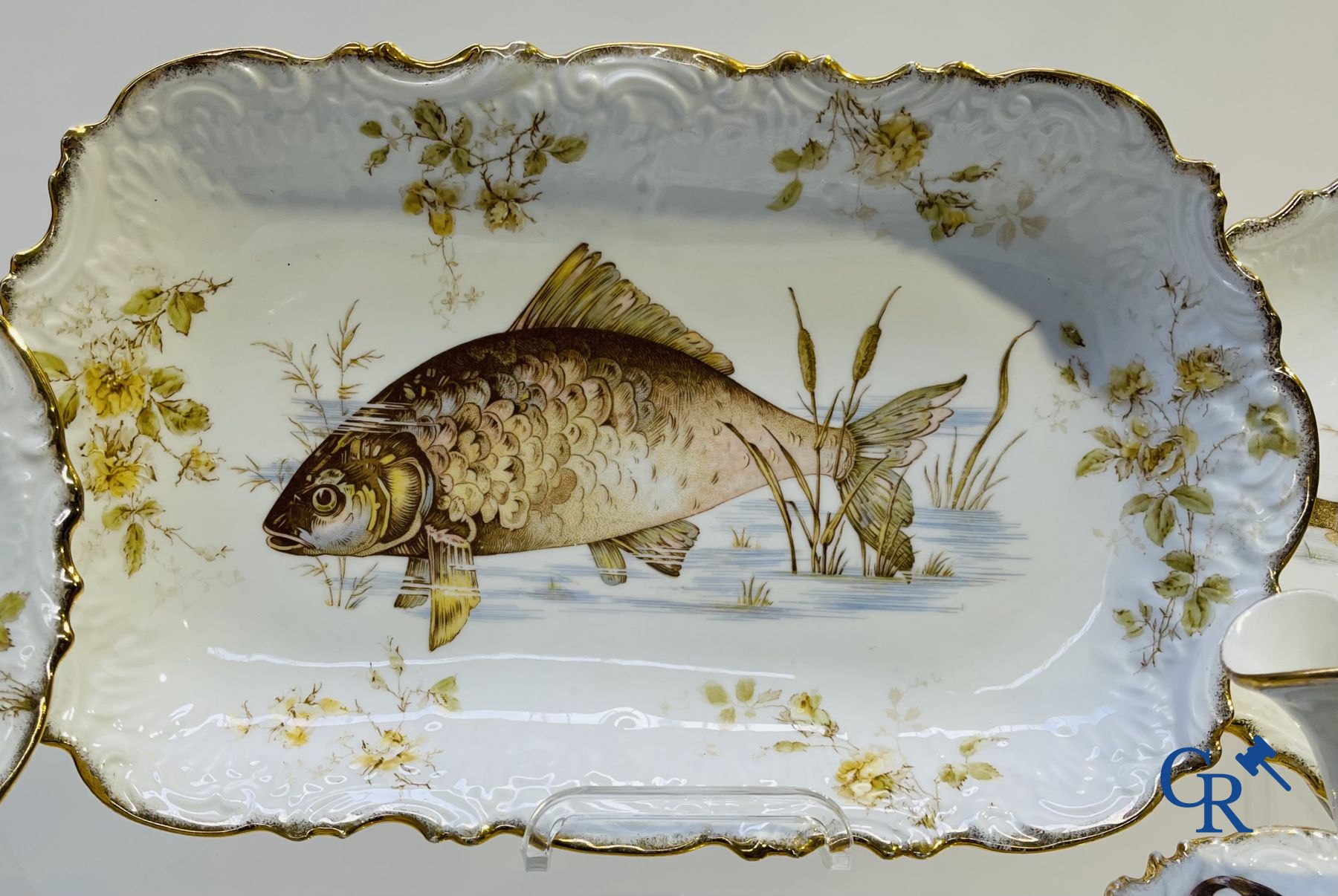 Extraordinaire service de table en porcelaine de Bruxelles à décor de poissons d'eau douce.