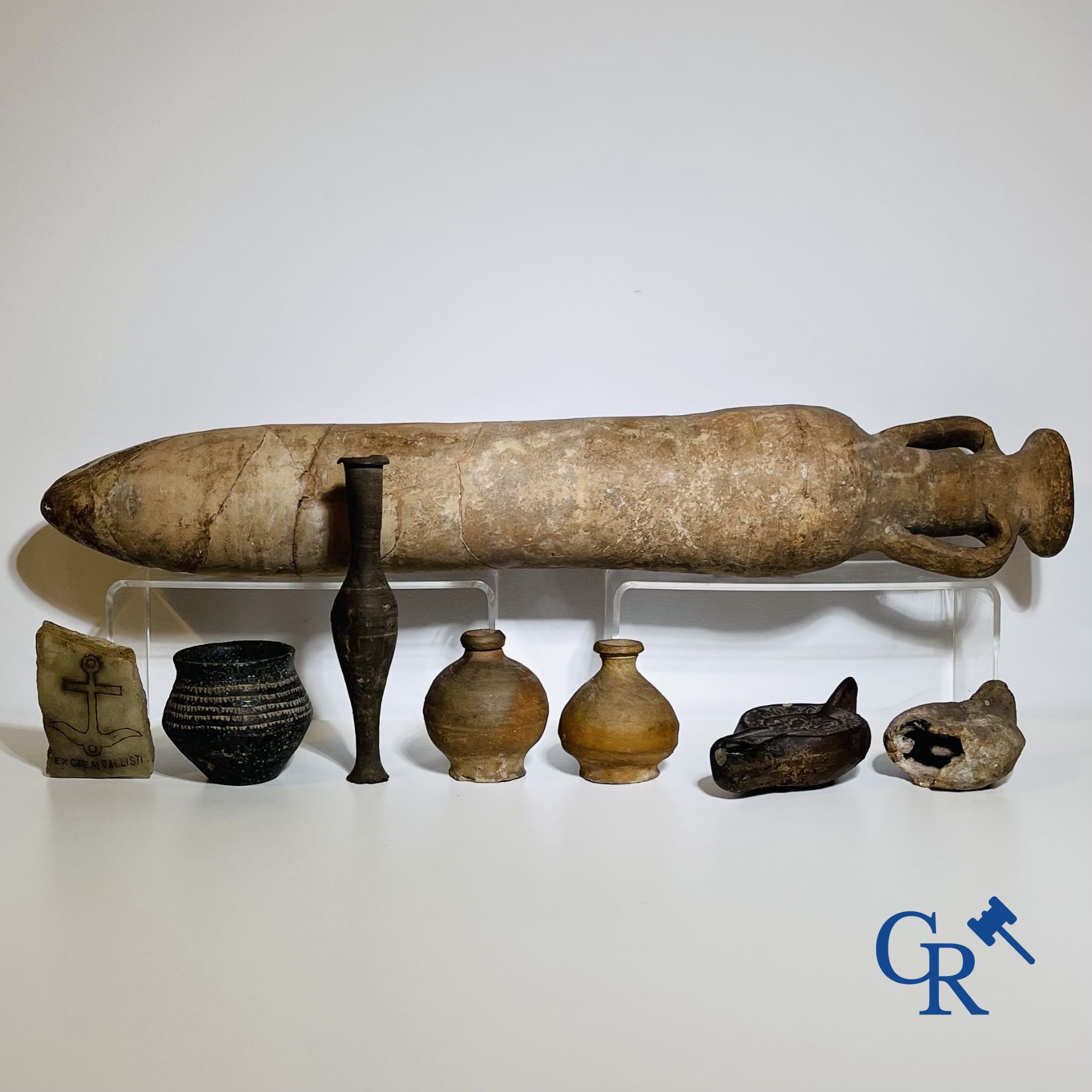 Une collection de trouvailles archéologiques principalement en poterie.