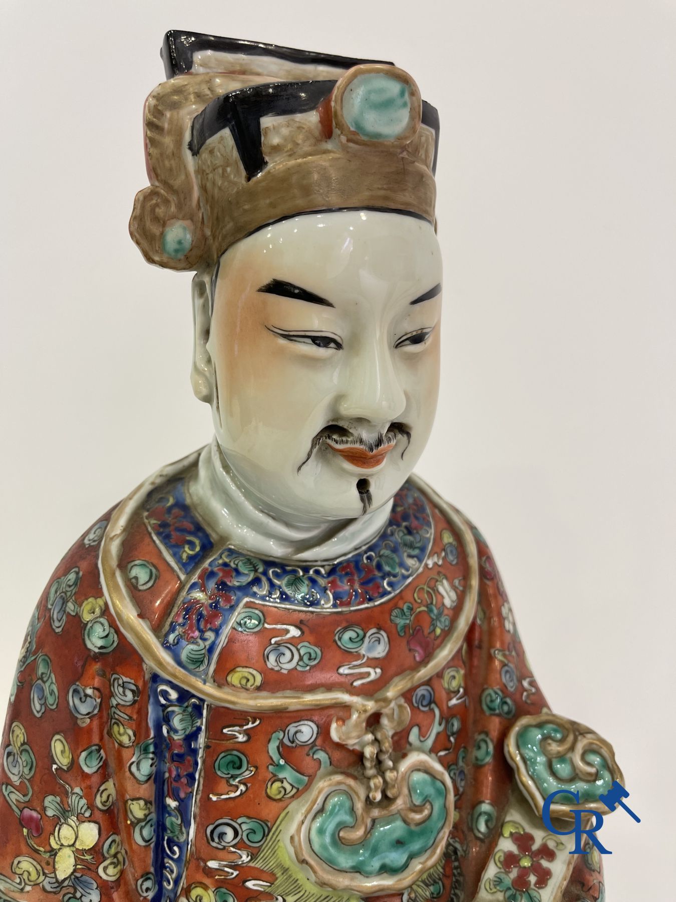 Art Asiatique: Un grand sage chinois en porcelaine. Marquée.