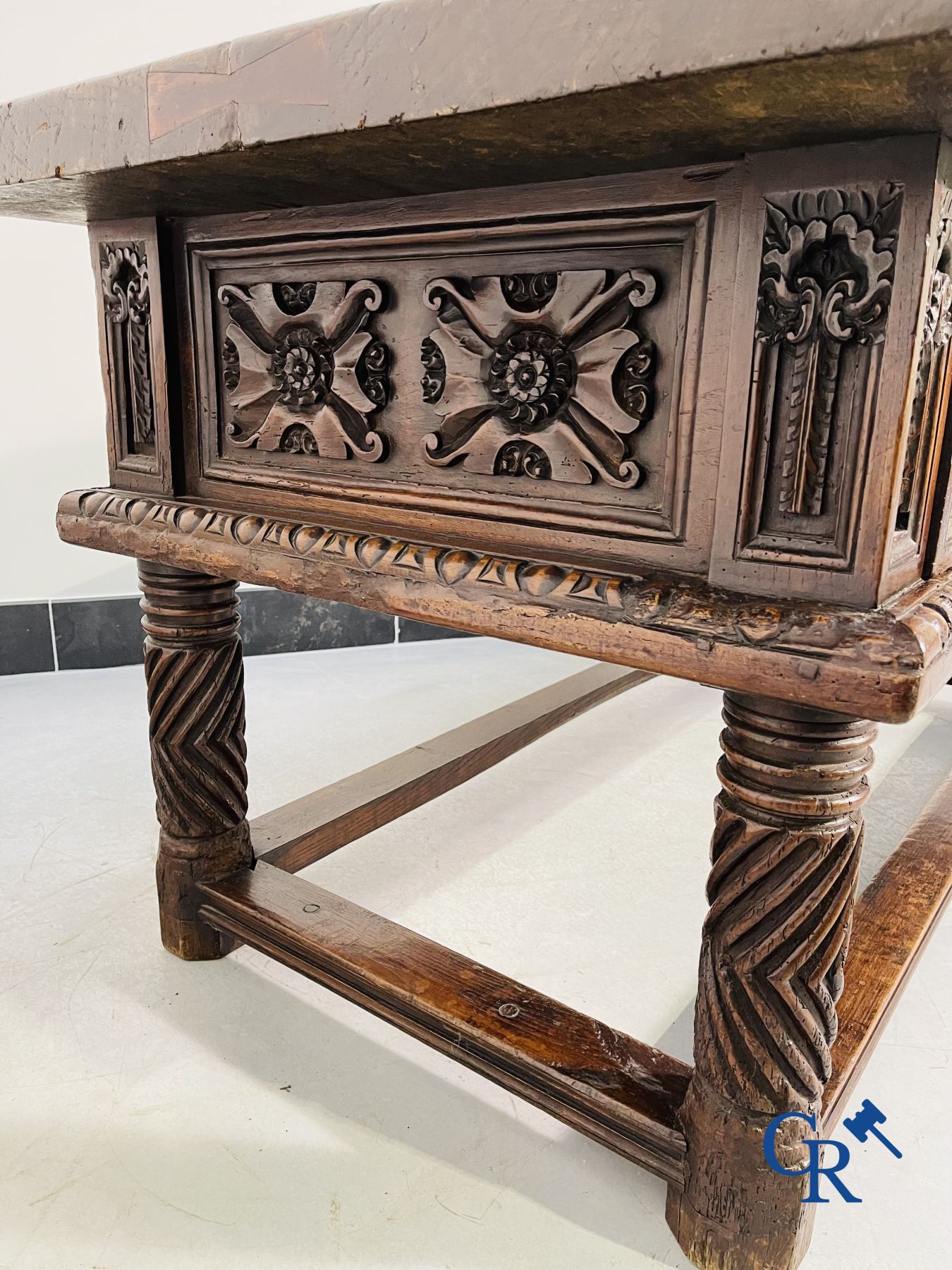 Mobilier : Table en noyer sculpté du XVIIe siècle avec 3 tiroirs.