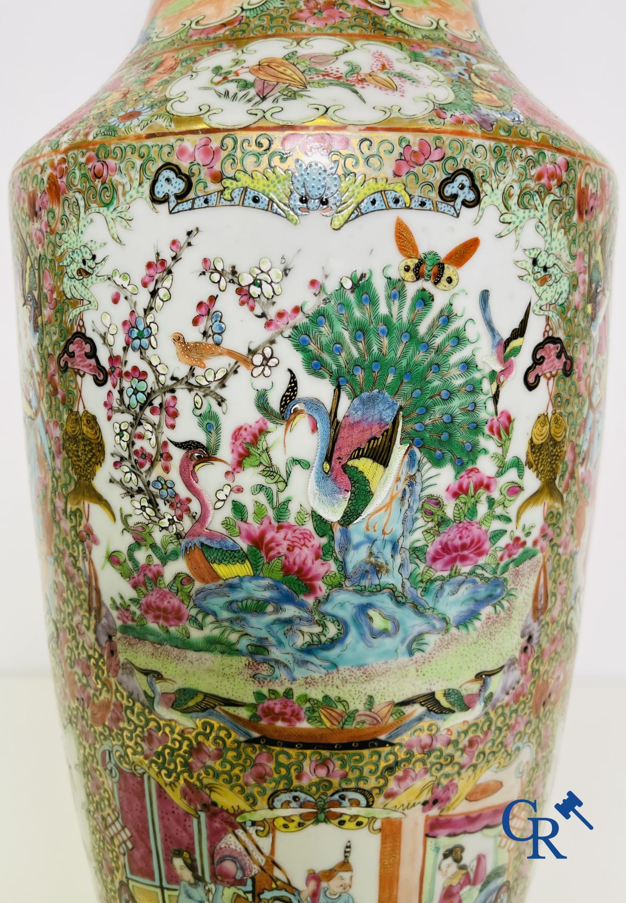 Porcelaine chinoise: Un vase chinois canton famille rose.