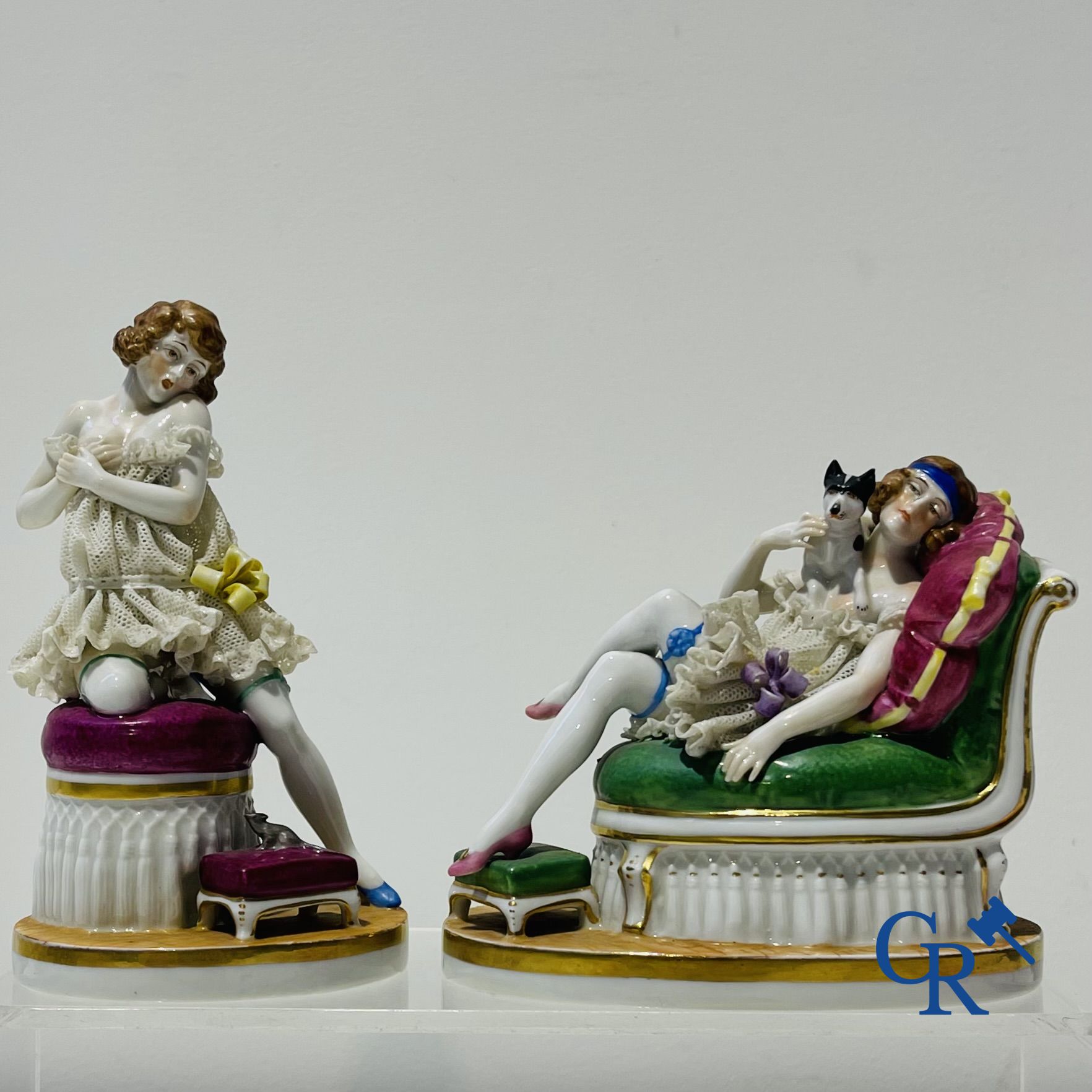 Porcelaine: Dans le gout de Volkstedt Rudolstadt. 2 figurines en porcelaine en dentelle, "lace porcelain".