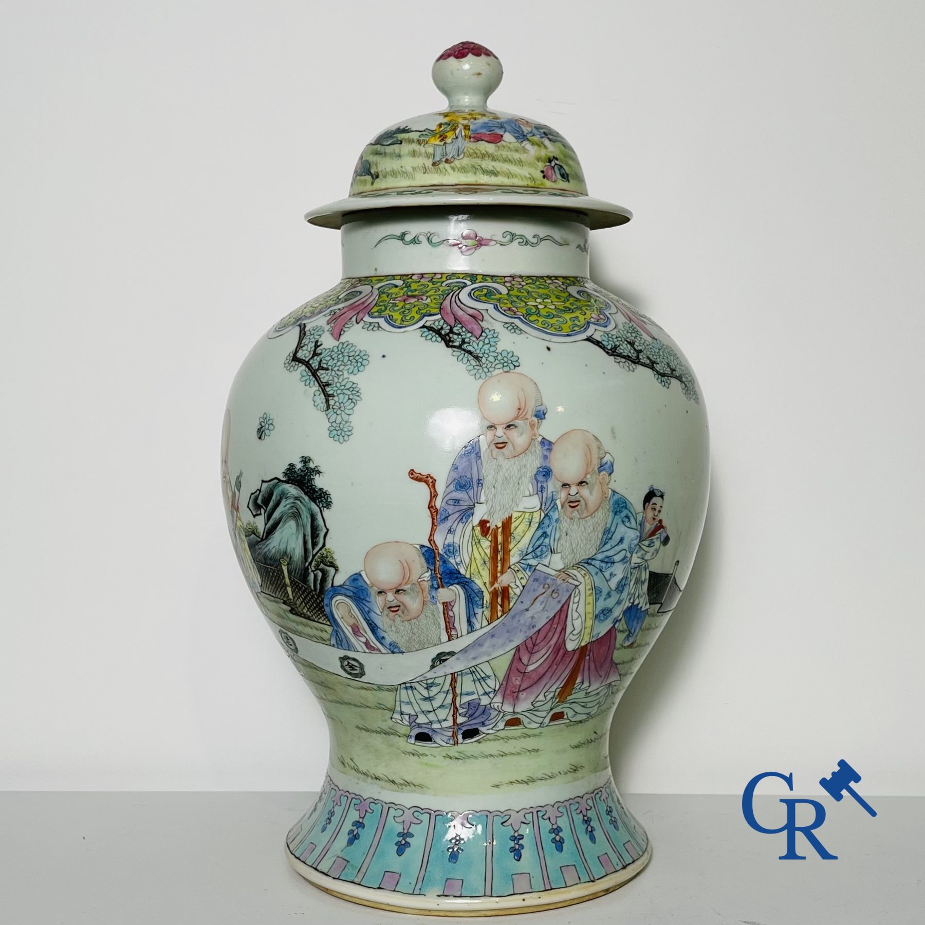 Porcelaine Chinoise: Un vase à couvercle en porcelaine de Chine famille rose représentant Shou Lao. 
