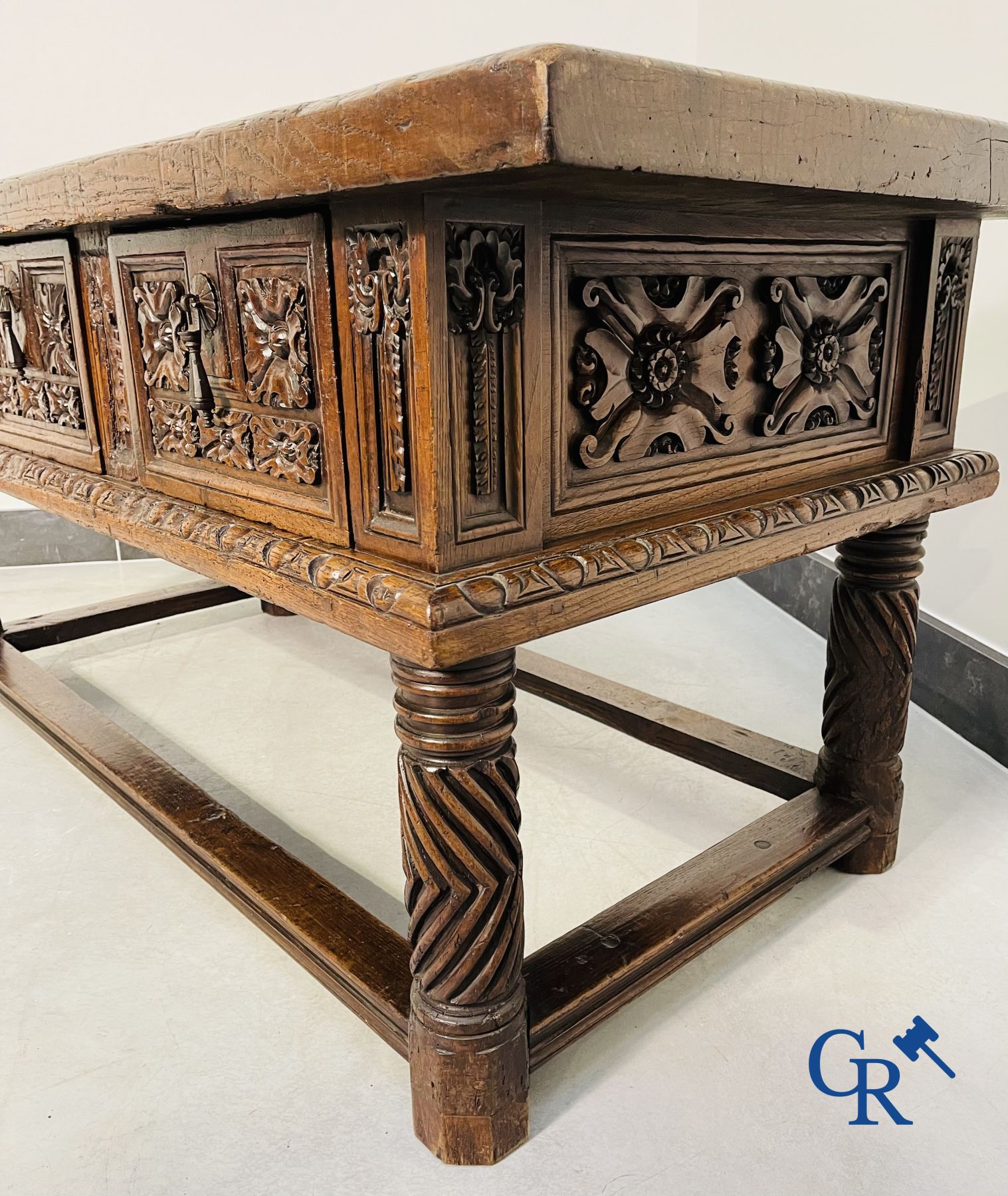Mobilier : Table en noyer sculpté du XVIIe siècle avec 3 tiroirs.