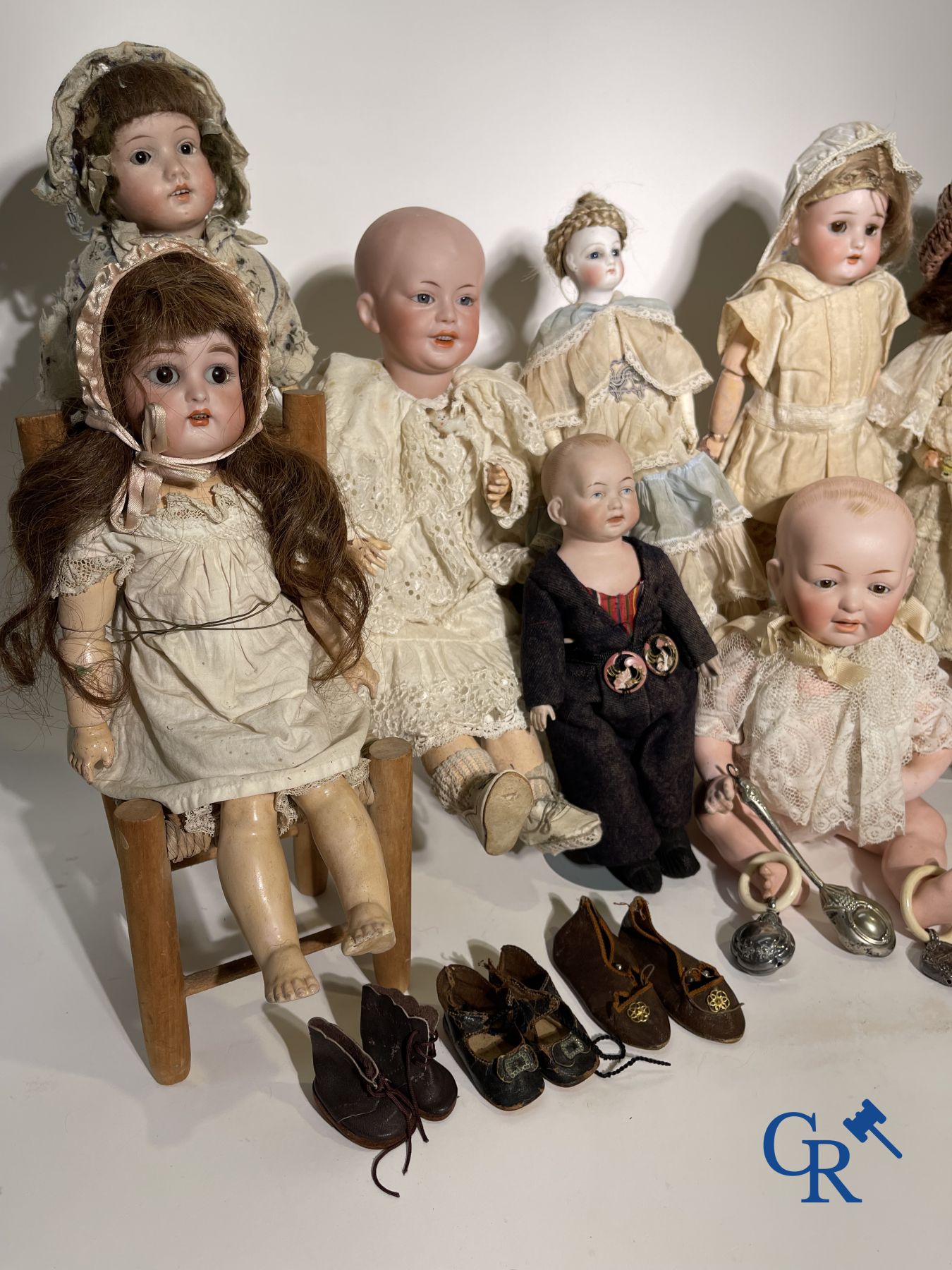 Jouets: poupées anciennes: Belle ensemble de poupées, tête porcelaine et objets de vitrine en argent.