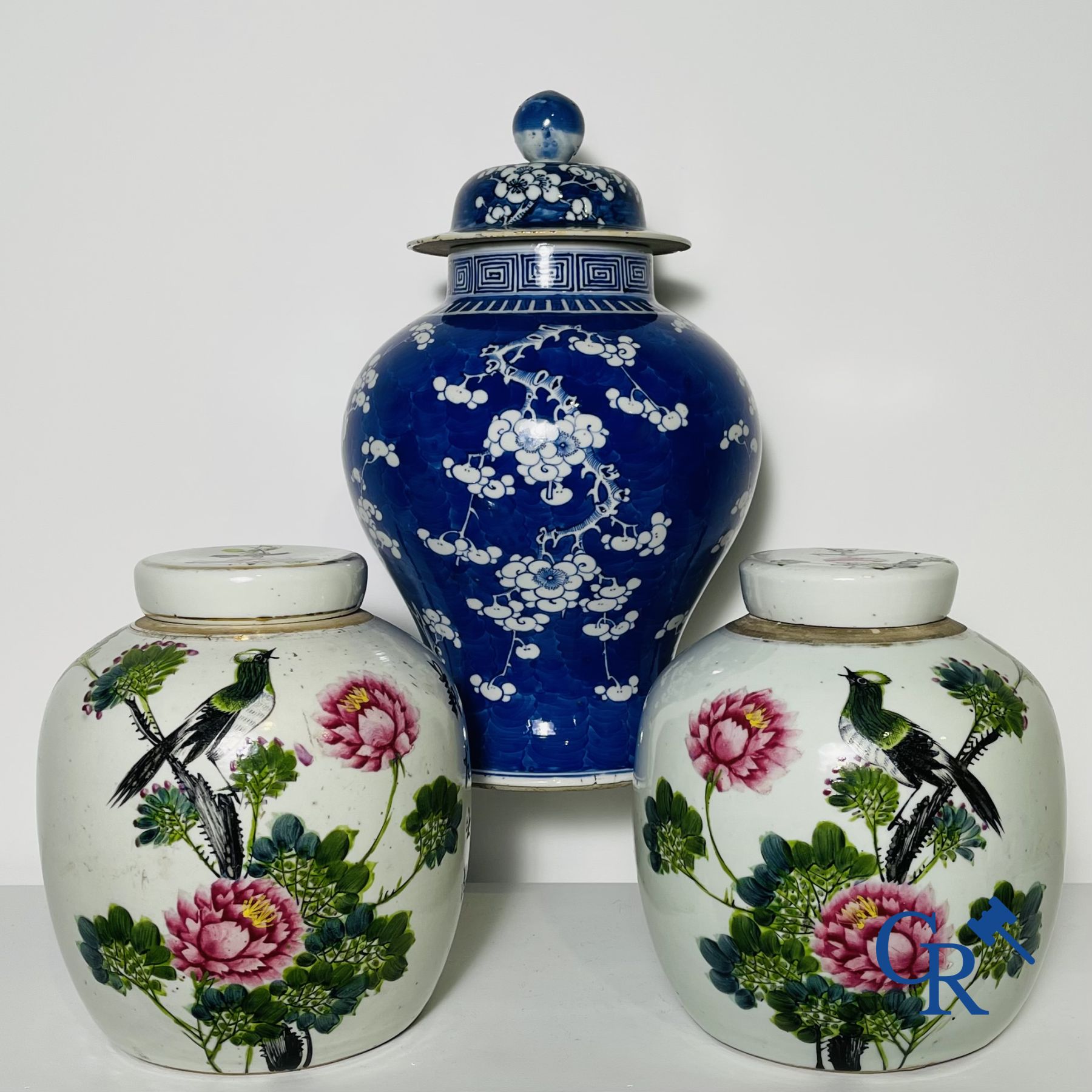 Porcelaine Chinoise: Un vase à couvercle bleu et blanc et une paire de pots à gingembre.
