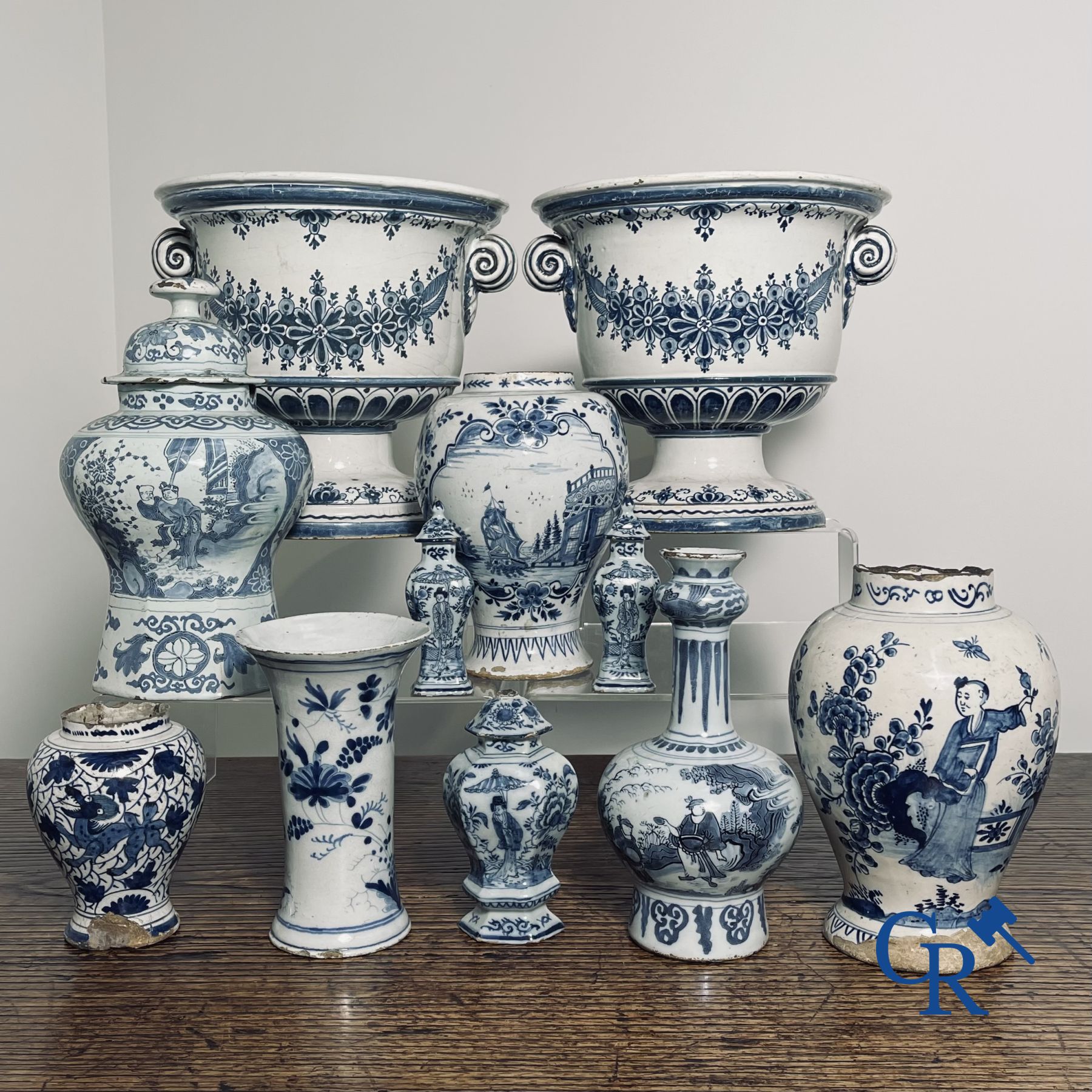Delft : 11 pièces en faïence bleu et blanc aux décors différents. XVIIe - XVIIIe siècle.