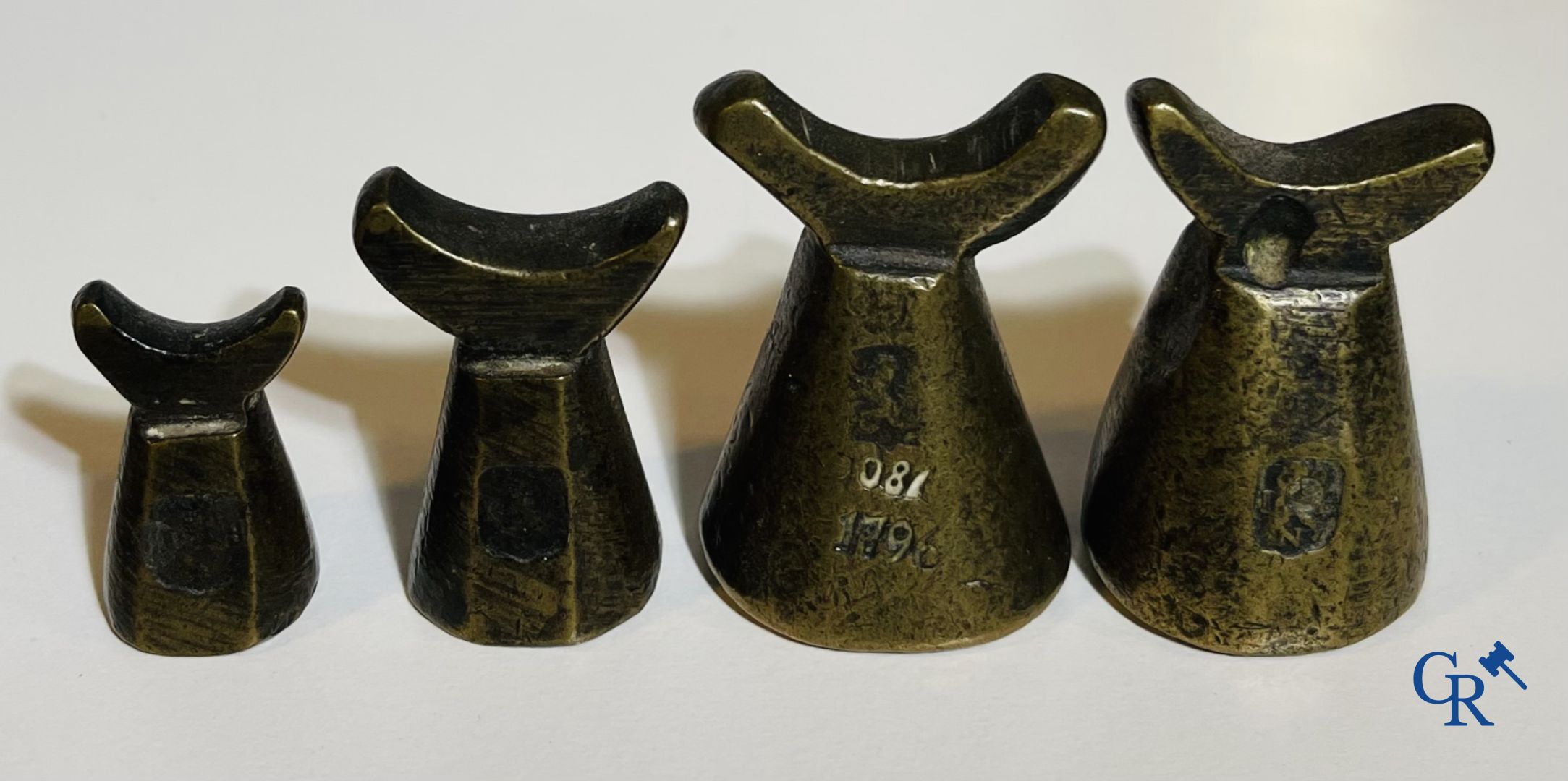 Un lot de poids d'étalonnage anciens et une balance étalonnée. XVIIIe-XIXe siècle.