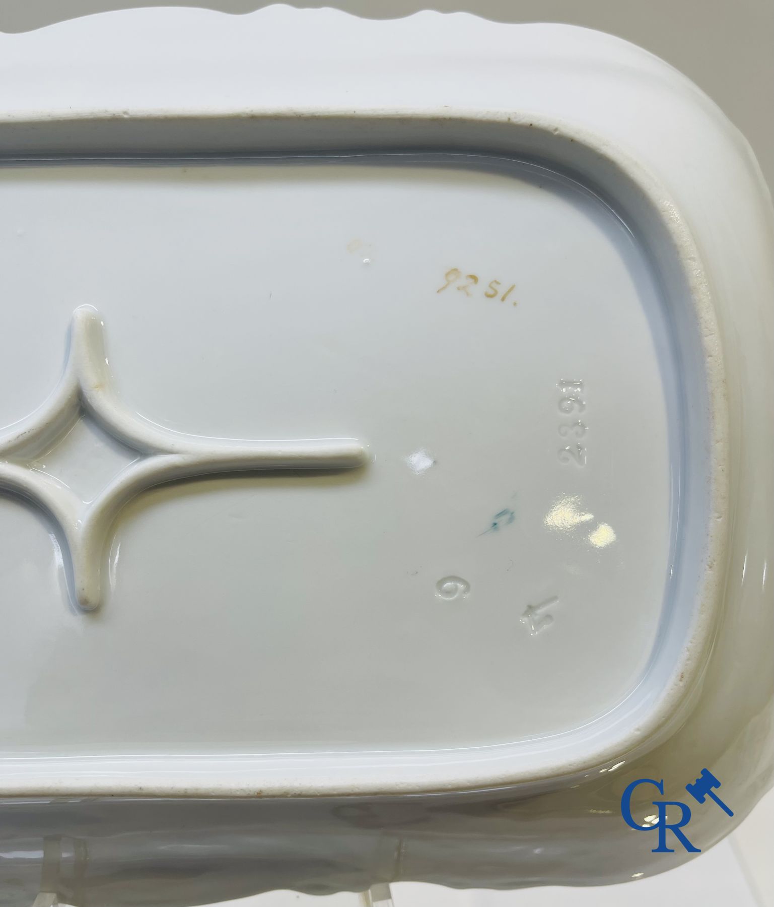 Extraordinaire service de table en porcelaine de Bruxelles à décor de poissons d'eau douce.