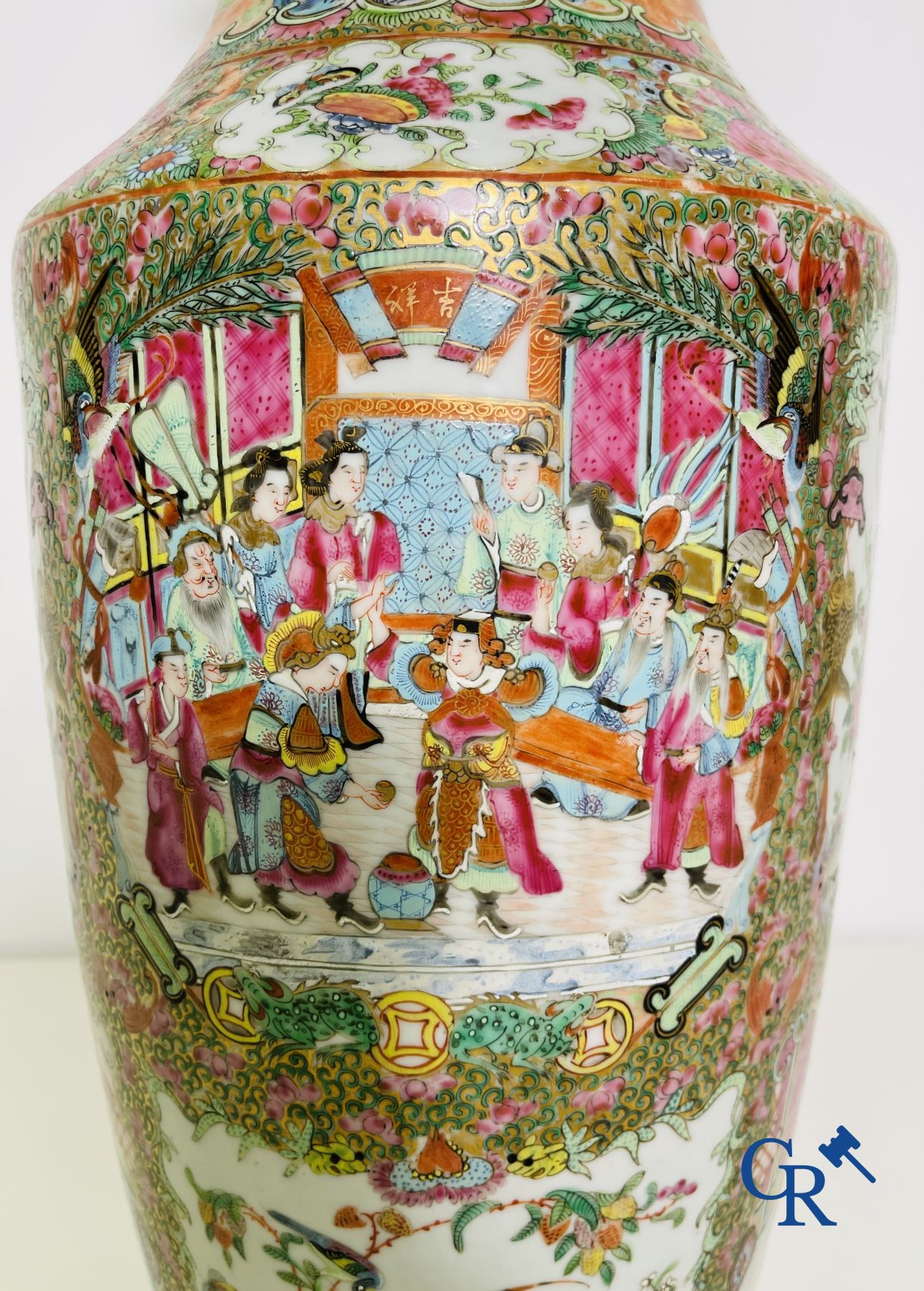 Porcelaine chinoise: Un vase chinois canton famille rose.