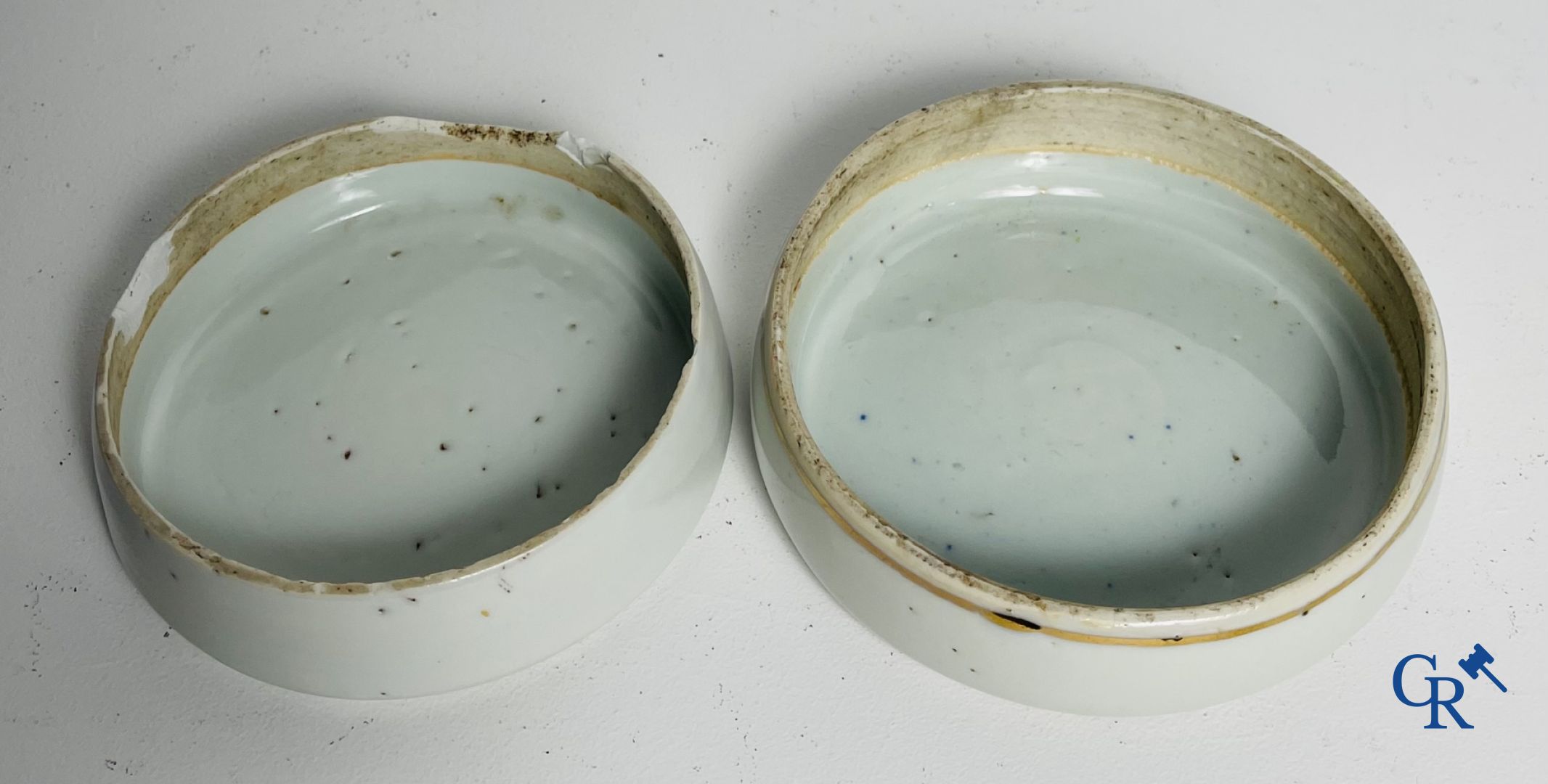 Porcelaine Chinoise: Un vase à couvercle bleu et blanc et une paire de pots à gingembre.