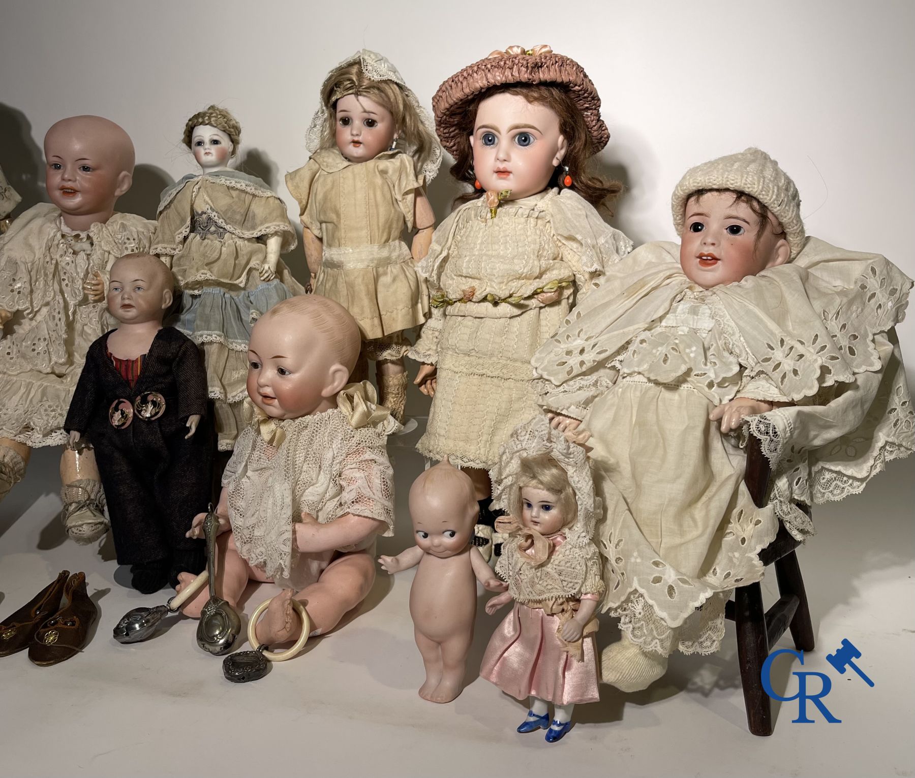 Jouets: poupées anciennes: Belle ensemble de poupées, tête porcelaine et objets de vitrine en argent.