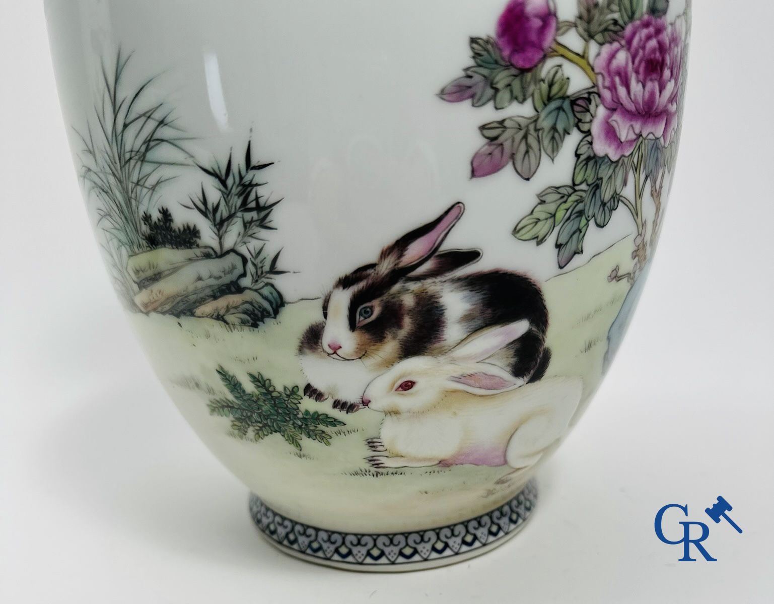 Chinese porcelain: Lot of 2 Chinese vases.