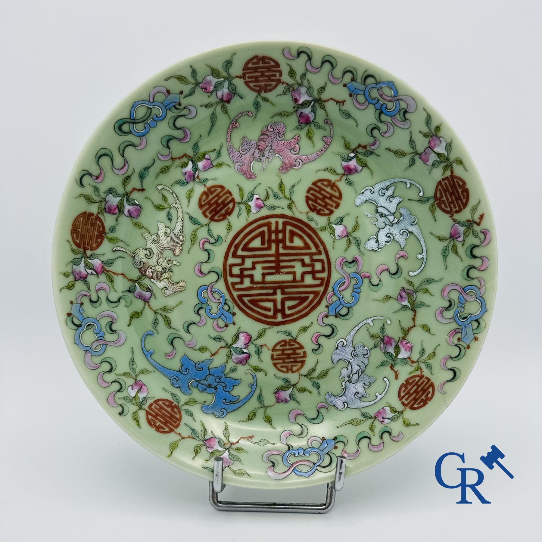 Un plat céladon en porcelaine fine chinoise à décor de "Shou."