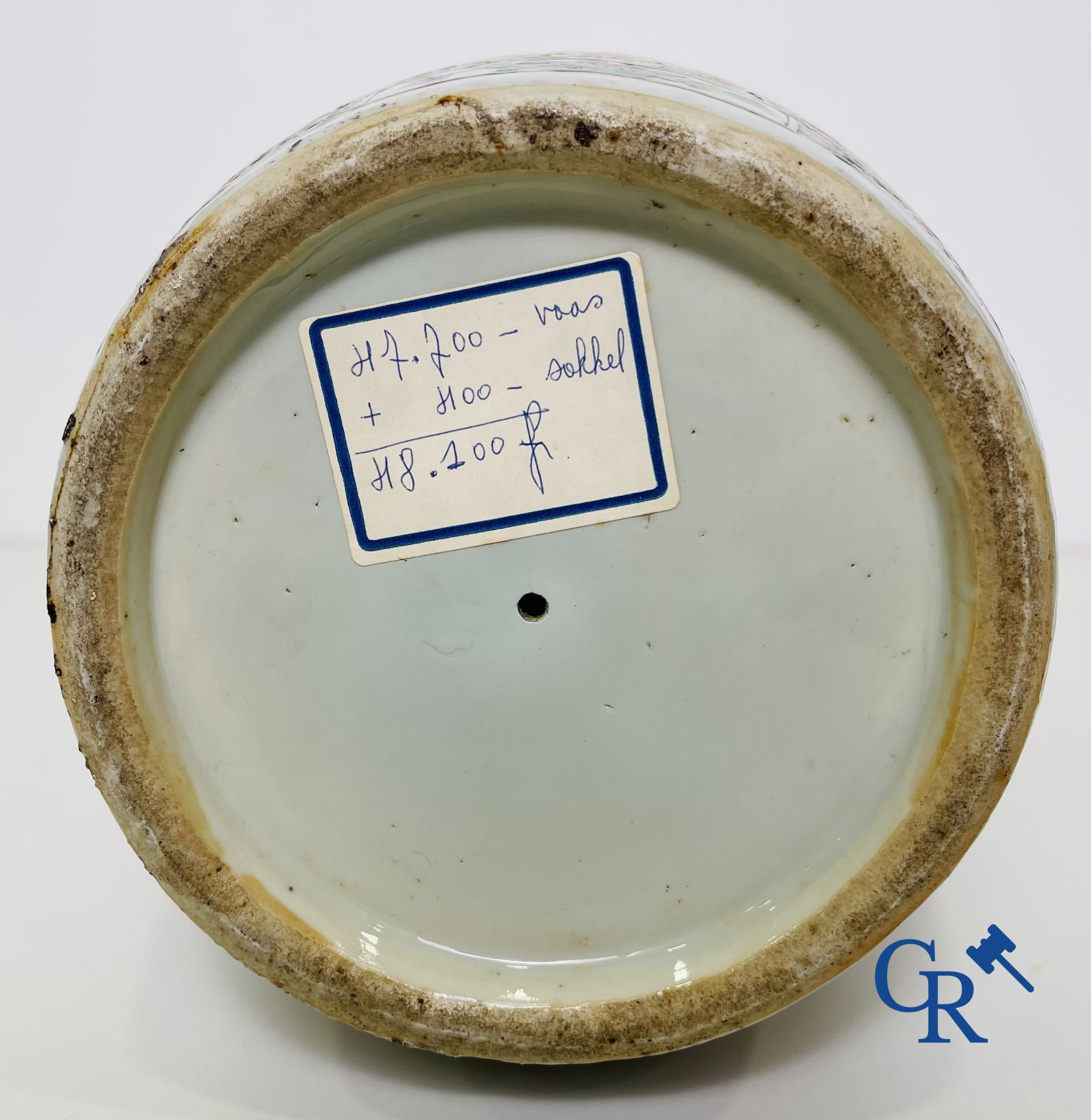 Porcelaine chinoise: Un vase chinois canton famille rose.