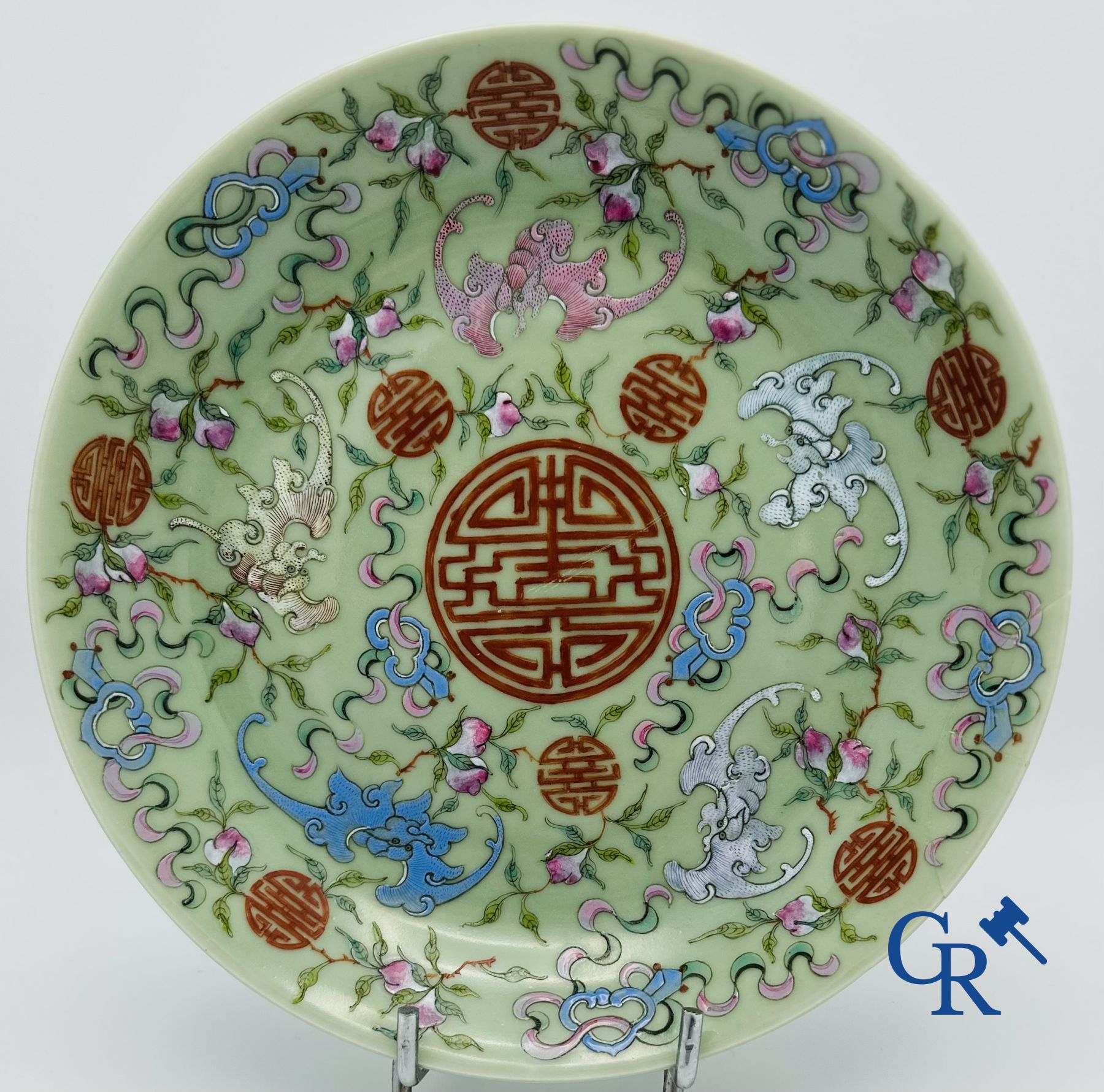 Un plat céladon en porcelaine fine chinoise à décor de "Shou."