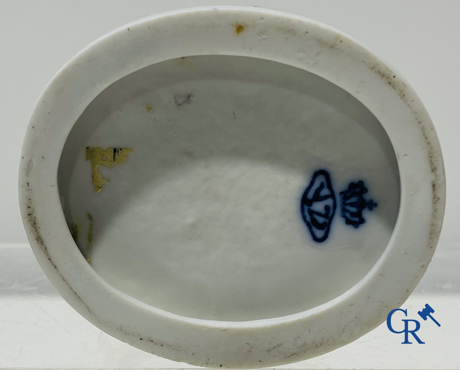 Porcelaine: Dans le gout de Volkstedt Rudolstadt. 2 figurines en porcelaine en dentelle, "lace porcelain".