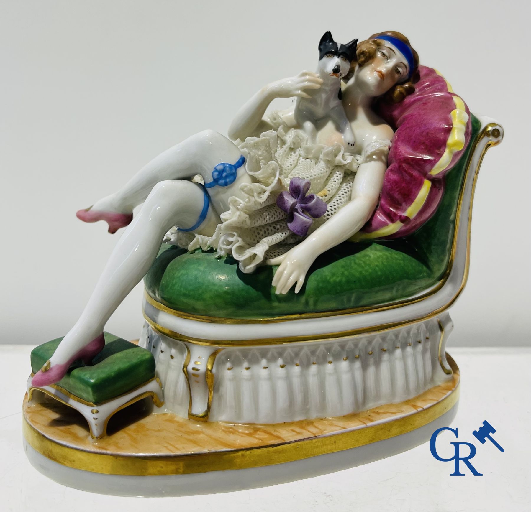 Porcelaine: Dans le gout de Volkstedt Rudolstadt. 2 figurines en porcelaine en dentelle, "lace porcelain".