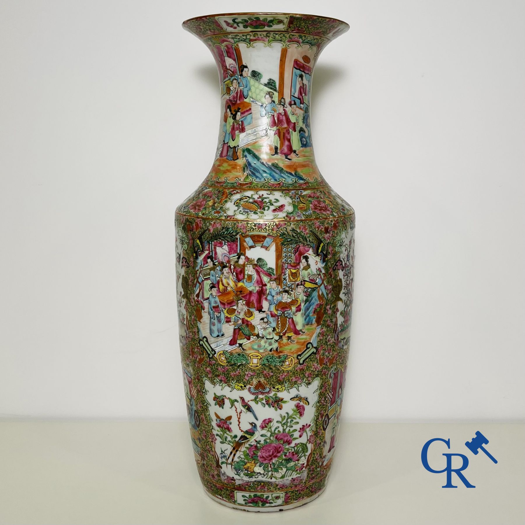 Porcelaine chinoise: Un vase chinois canton famille rose.