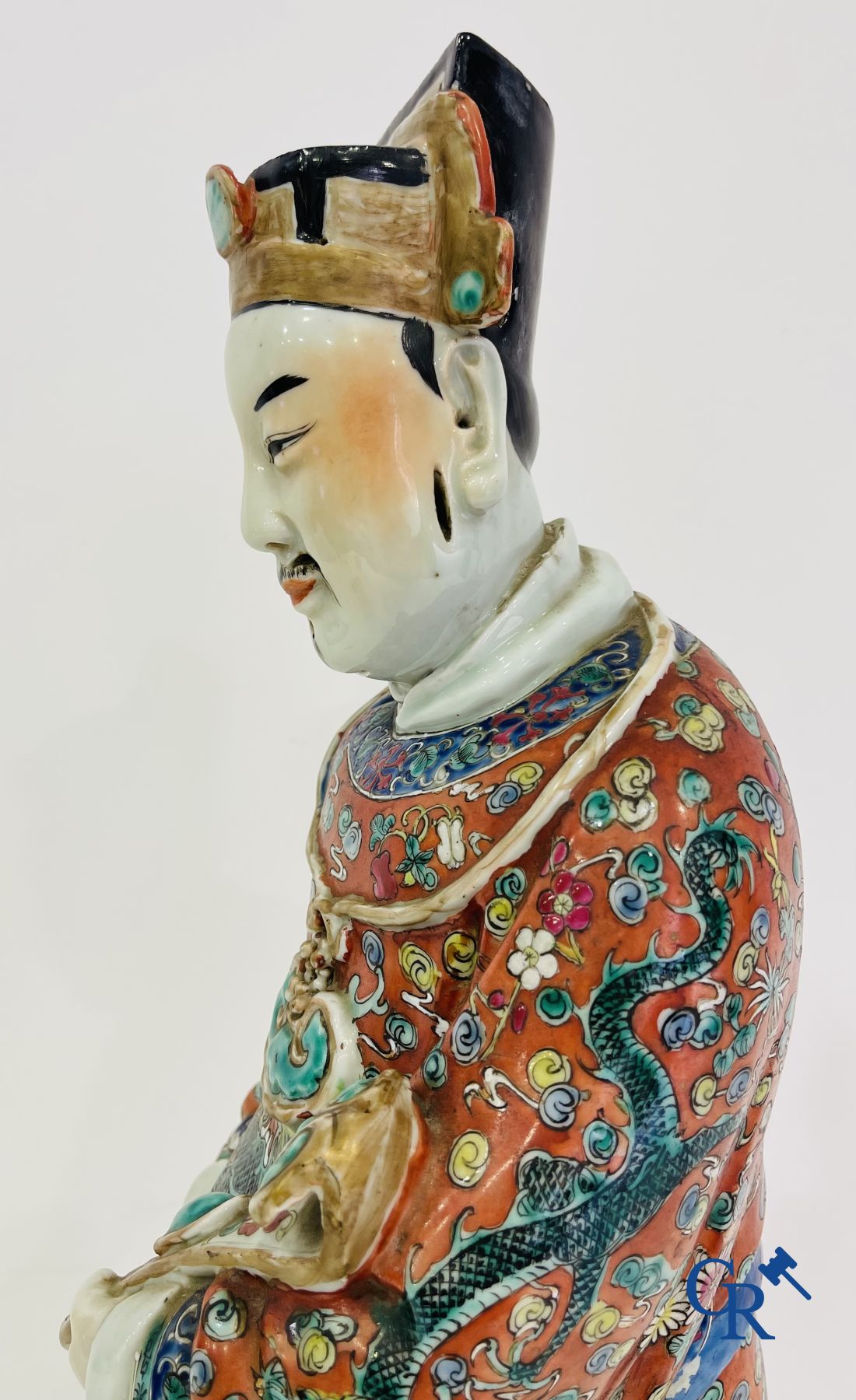 Art Asiatique: Un grand sage chinois en porcelaine. Marquée.