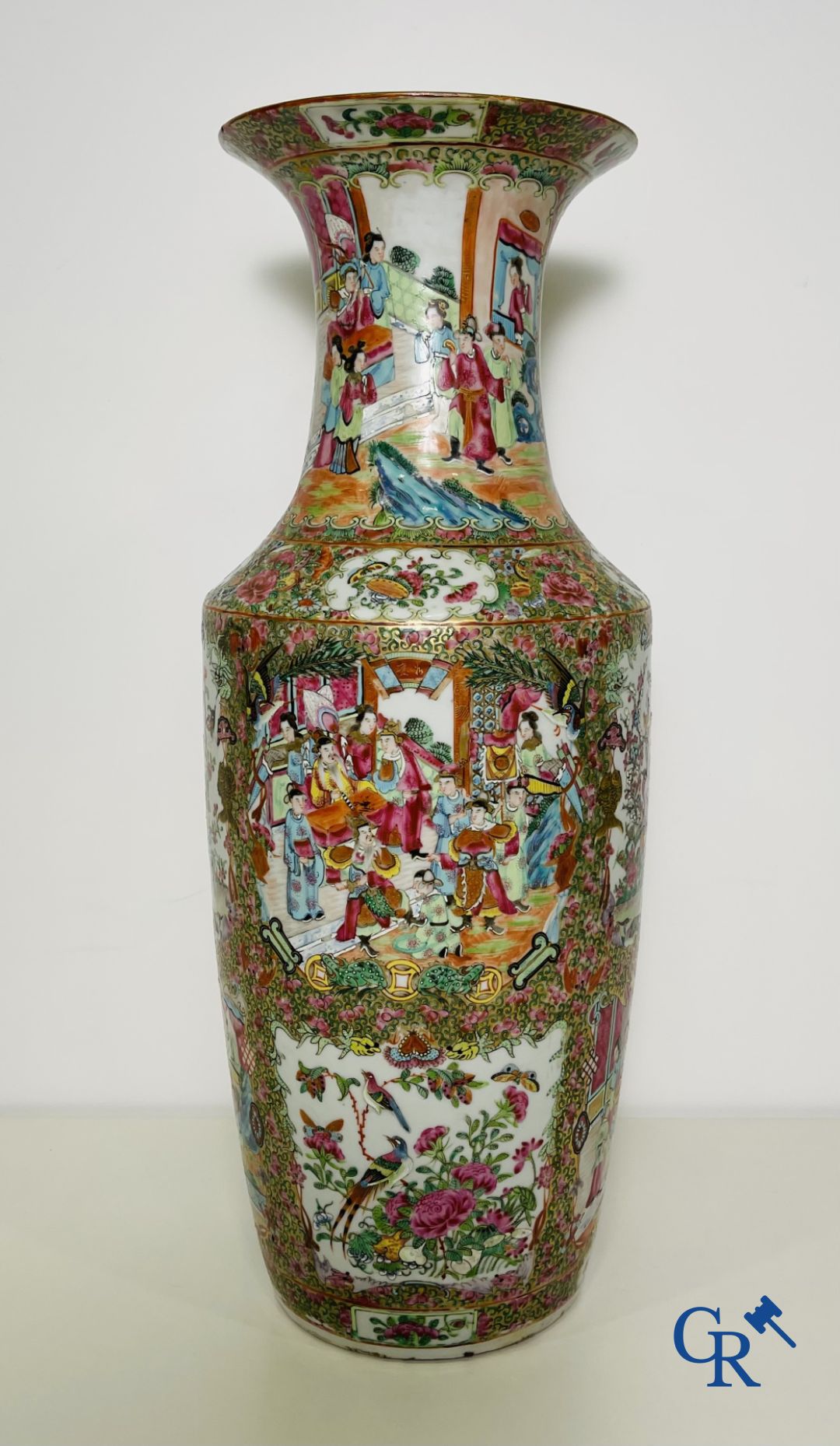Porcelaine chinoise: Un vase chinois canton famille rose.