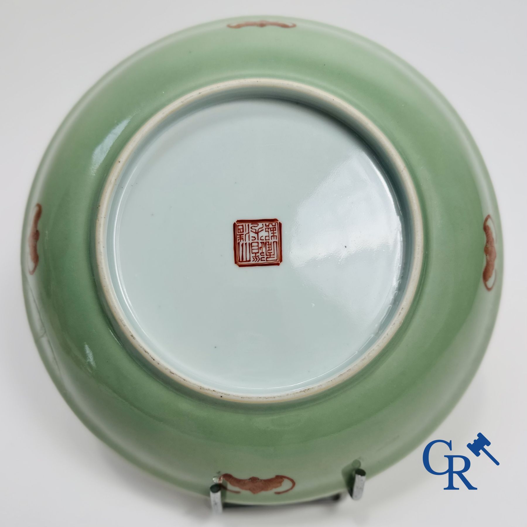 Un plat céladon en porcelaine fine chinoise à décor de "Shou."