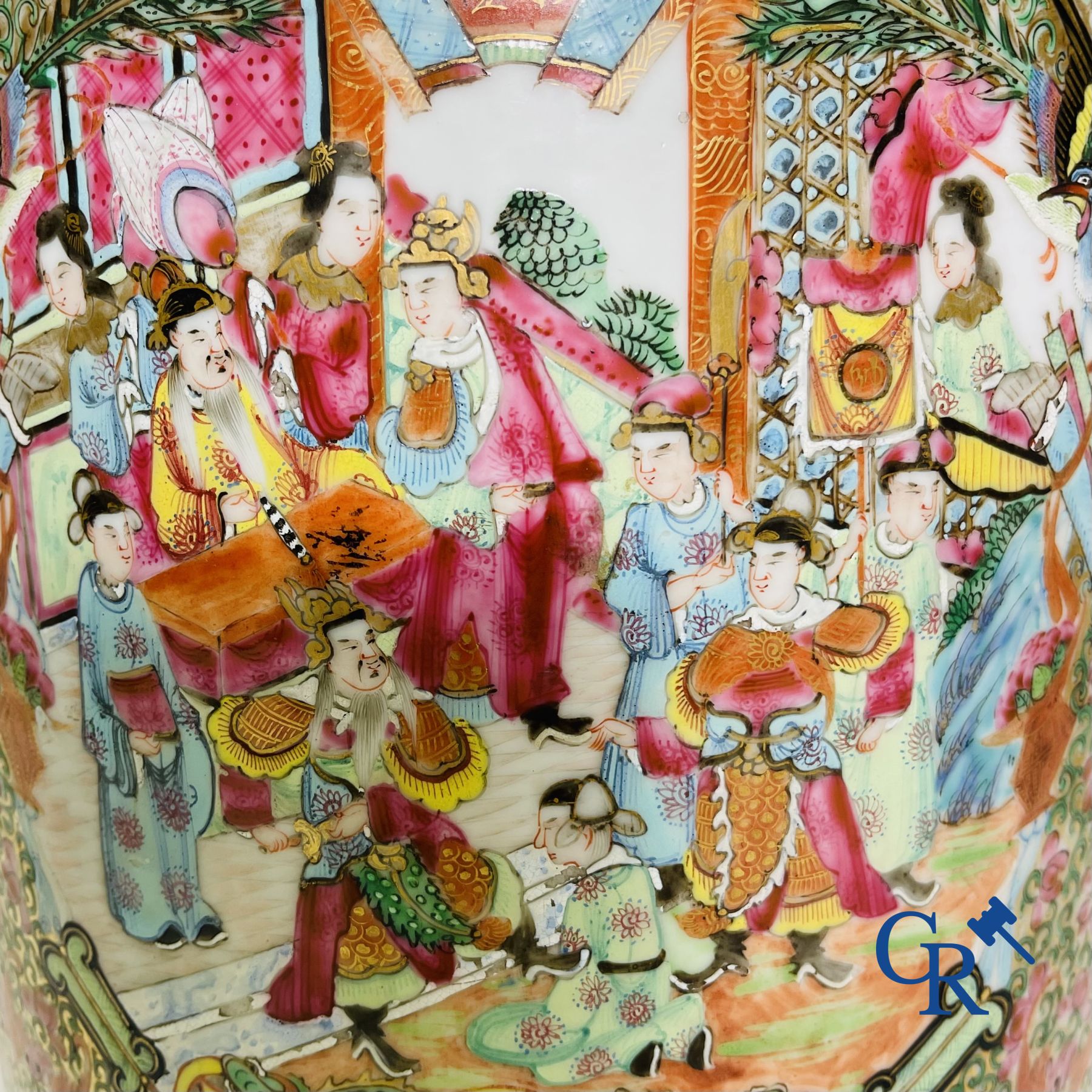Porcelaine chinoise: Un vase chinois canton famille rose.