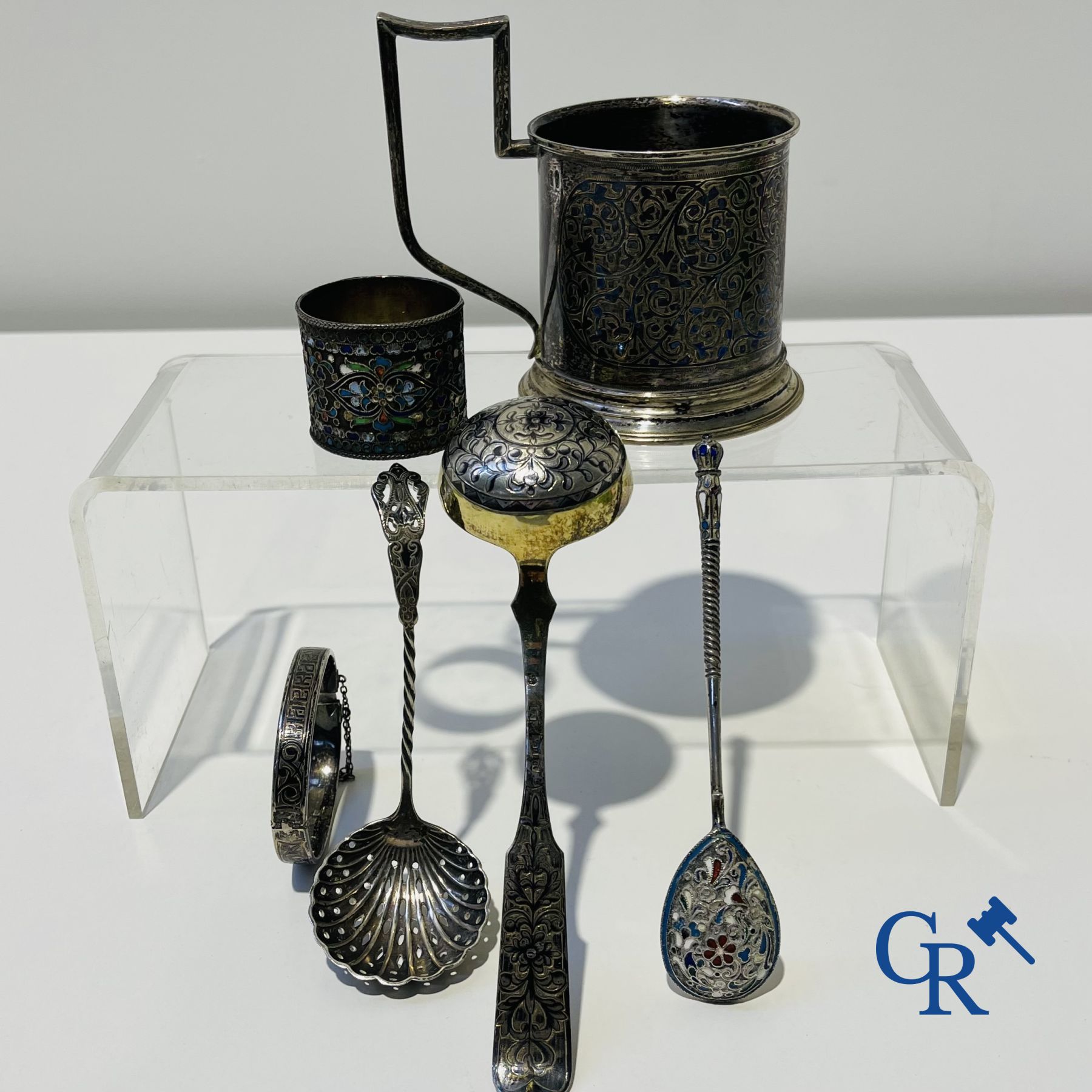 Argent russe: Un lot avec différentes pièces en argent russe.