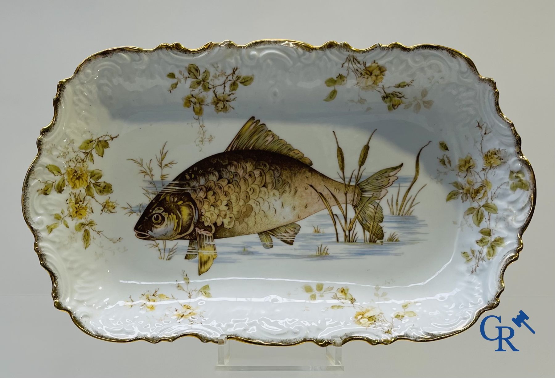 Extraordinaire service de table en porcelaine de Bruxelles à décor de poissons d'eau douce.