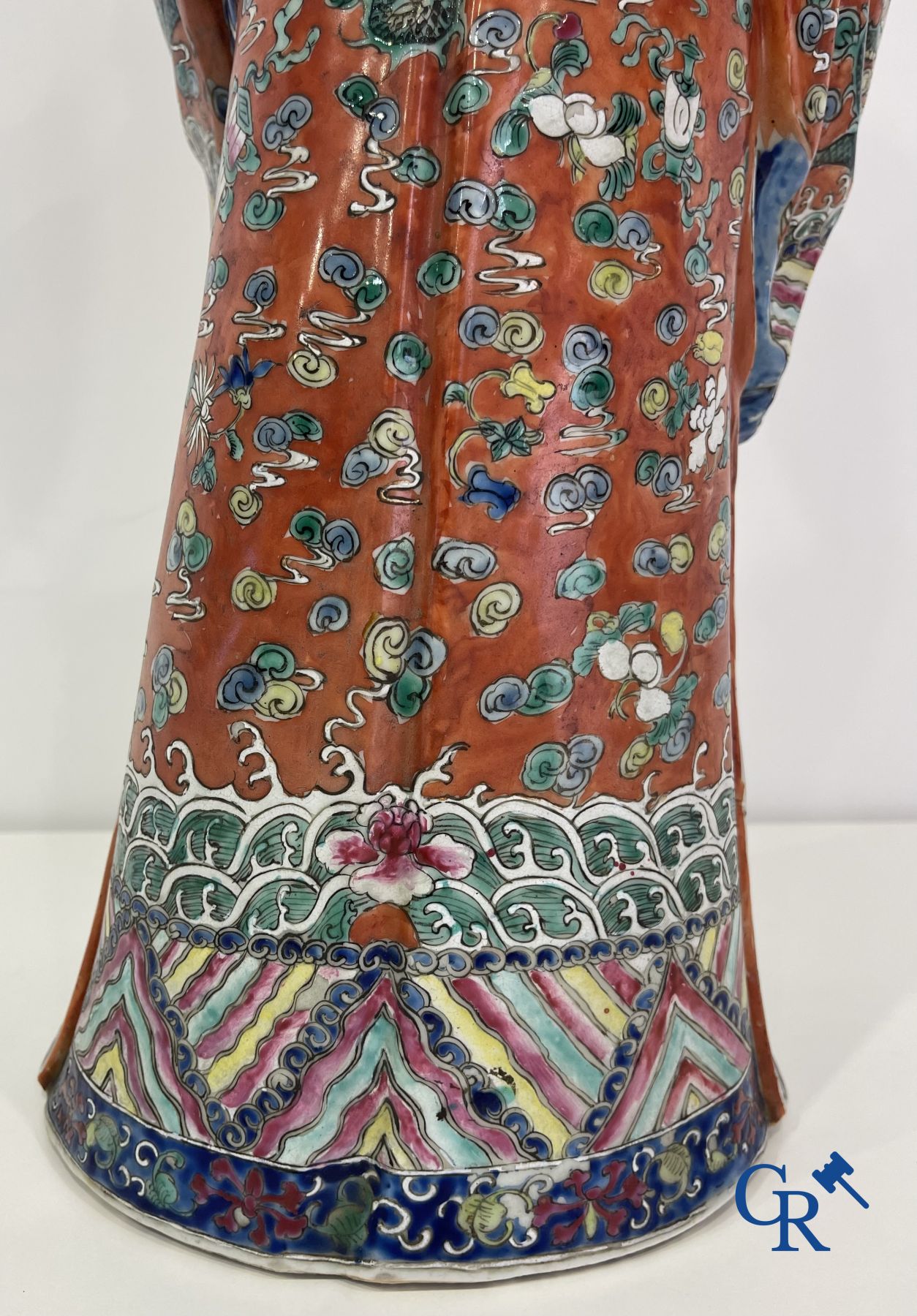 Art Asiatique: Un grand sage chinois en porcelaine. Marquée.