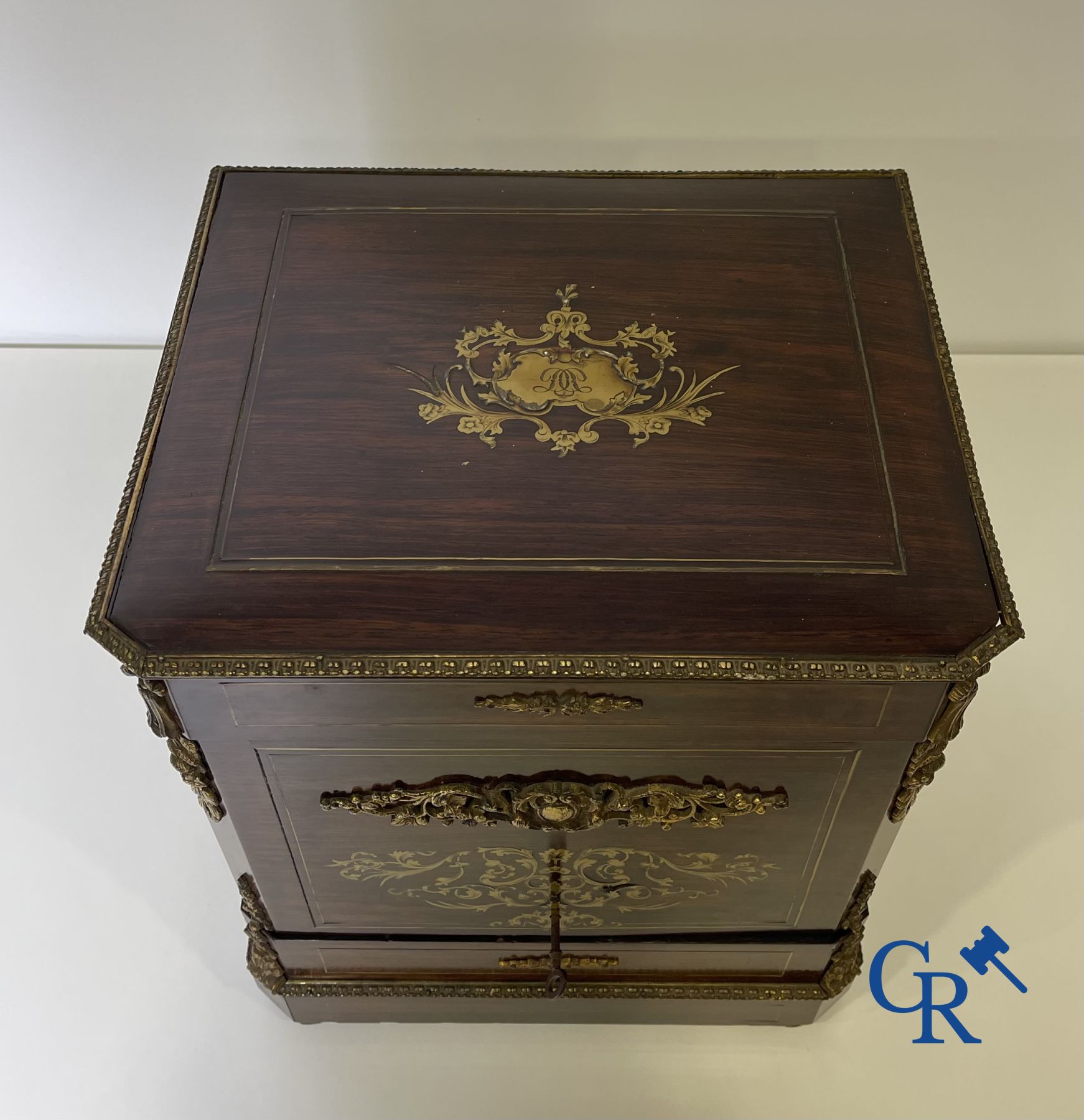 An imposing rosewood liqueur case with bronze fittings and inlays in Boulle style. 19th century.