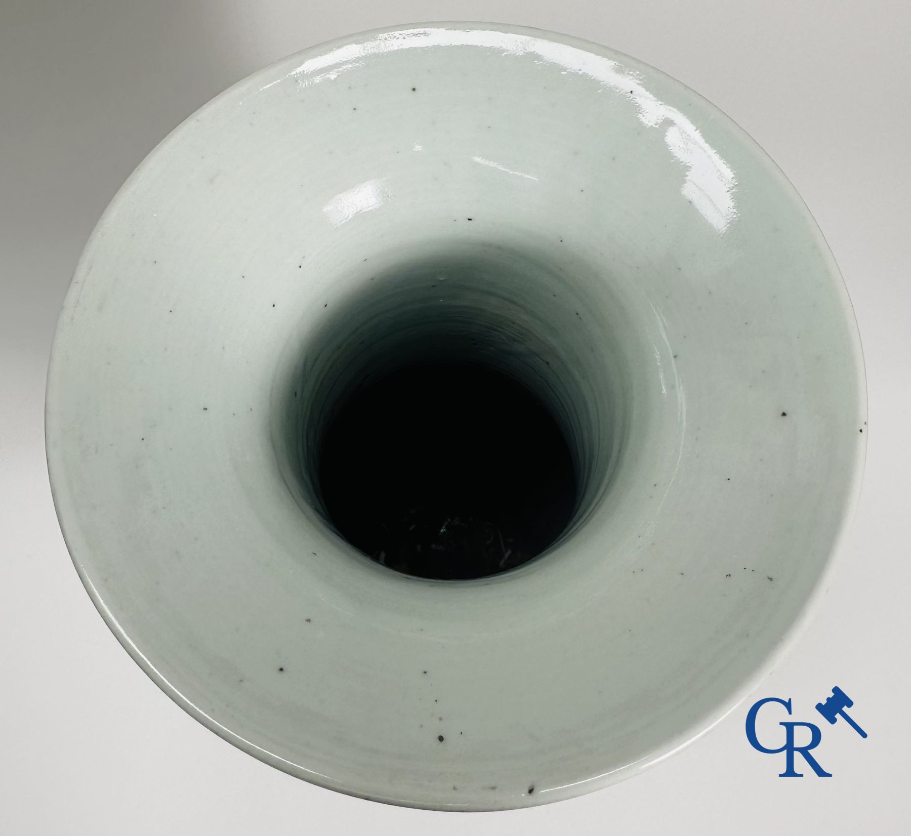 Porcelaine Chinoise: Vase Chinois à double décor de personnages et d'antiquités.