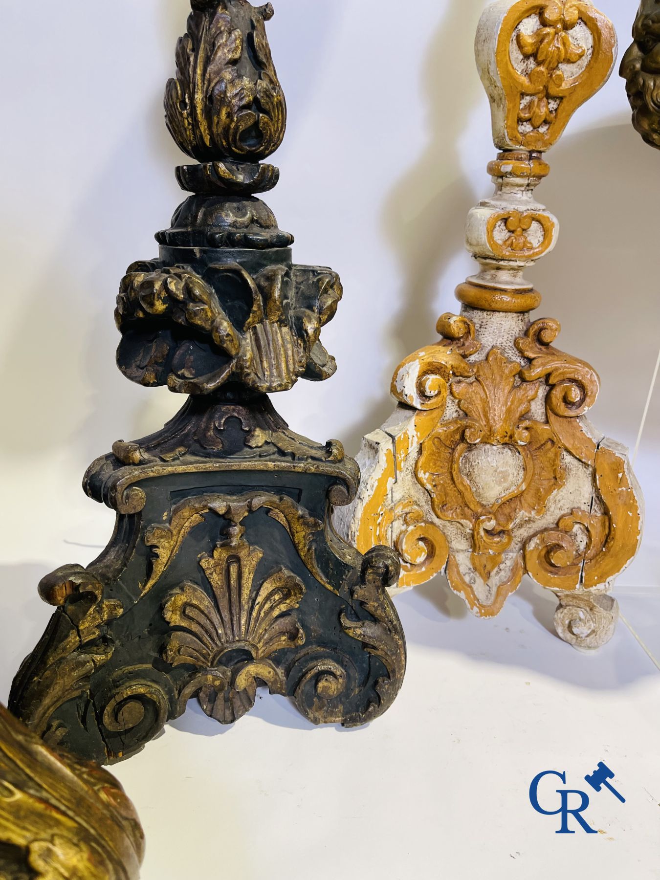 Lot d'objets religieux en bois et cuivre. XVIIIe - XIXe siècle. 4 chandeliers, une jardinière en cuivre, une cloche d'église et autres.