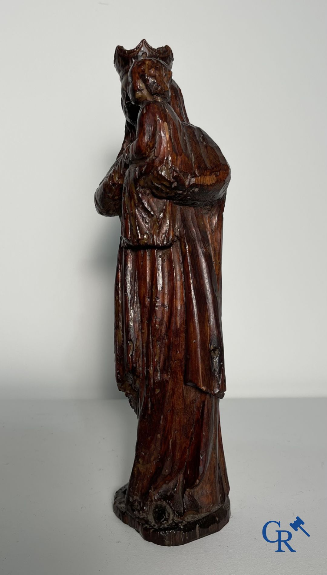 Vierge à l'enfant en bois sculpté.