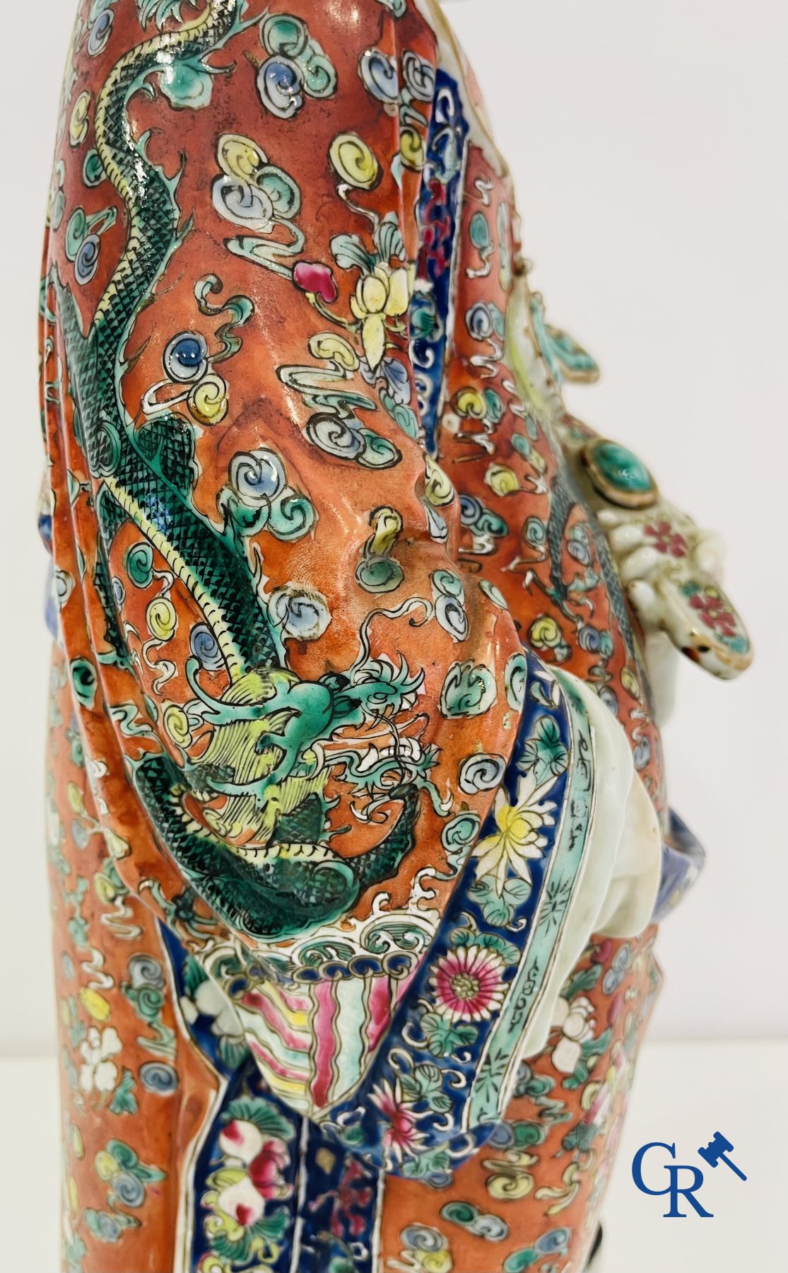 Art Asiatique: Un grand sage chinois en porcelaine. Marquée.