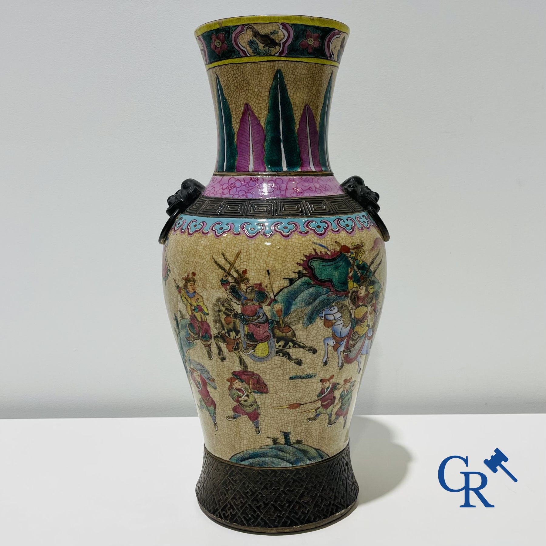 Art asiatique: Un vase chinois Nankin famille rose craquelé au décor de guerriers. 19ème siècle.