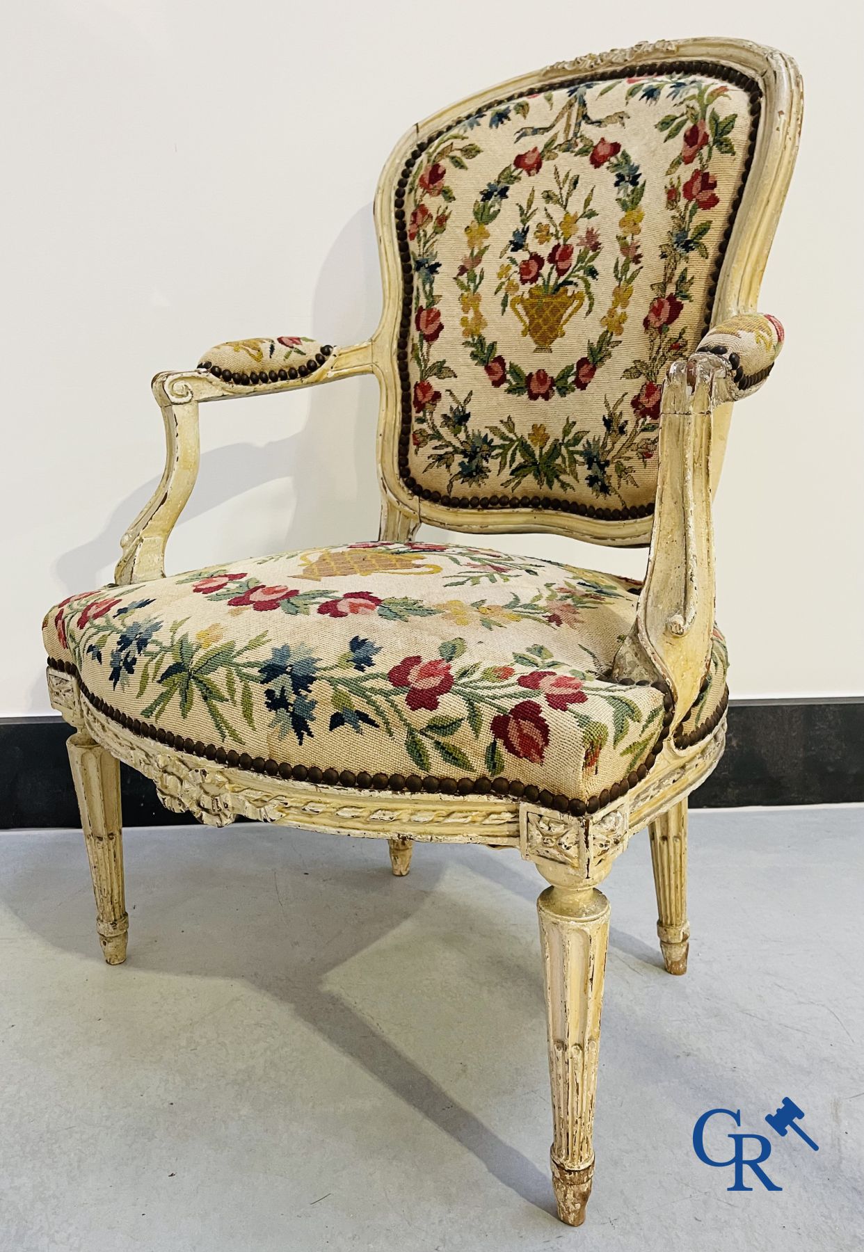 Coiffeuse de dame peinte de scènes galantes, on y joint un fauteuil en cabriolet lacqué d'époque transition Louis XV - Louis XVI.