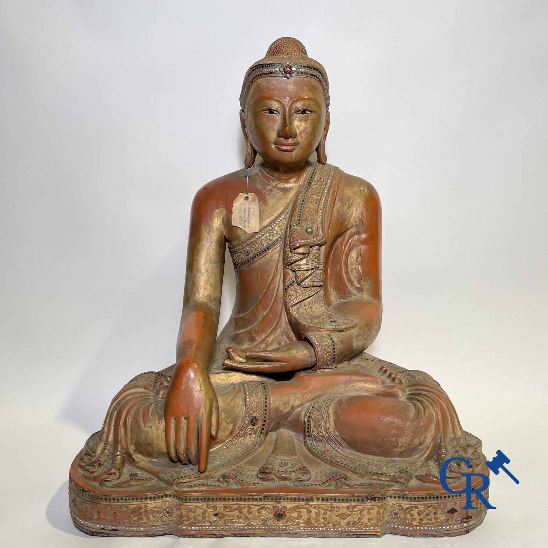 Imposante Bouddha en bois laqué. Birmanie, 19ème siècle.