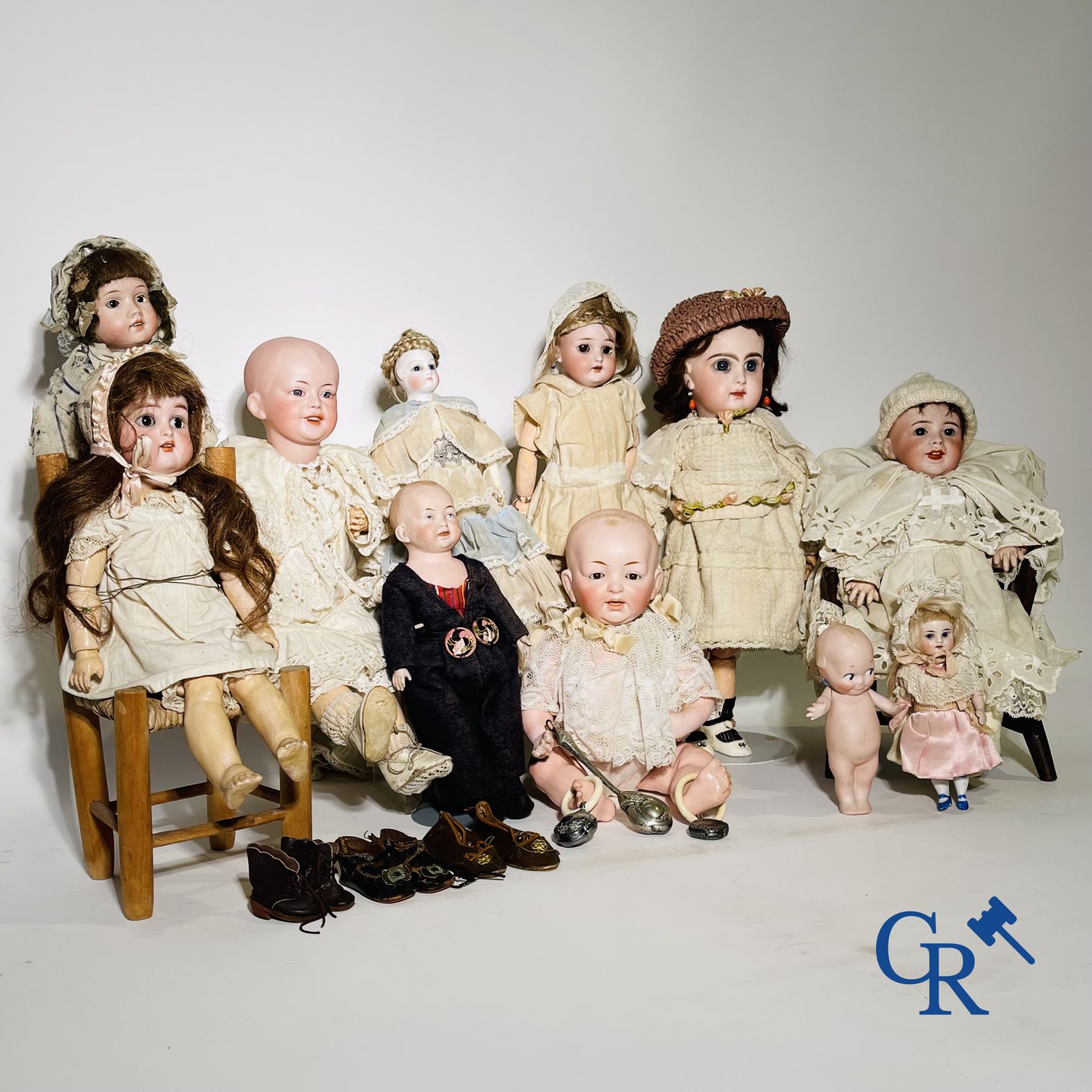 Jouets: poupées anciennes: Belle ensemble de poupées, tête porcelaine et objets de vitrine en argent.