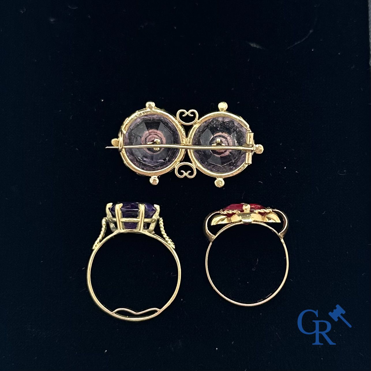 Jewels: Lot of 2 rings in gold 18K and a brooch in gold 18K.