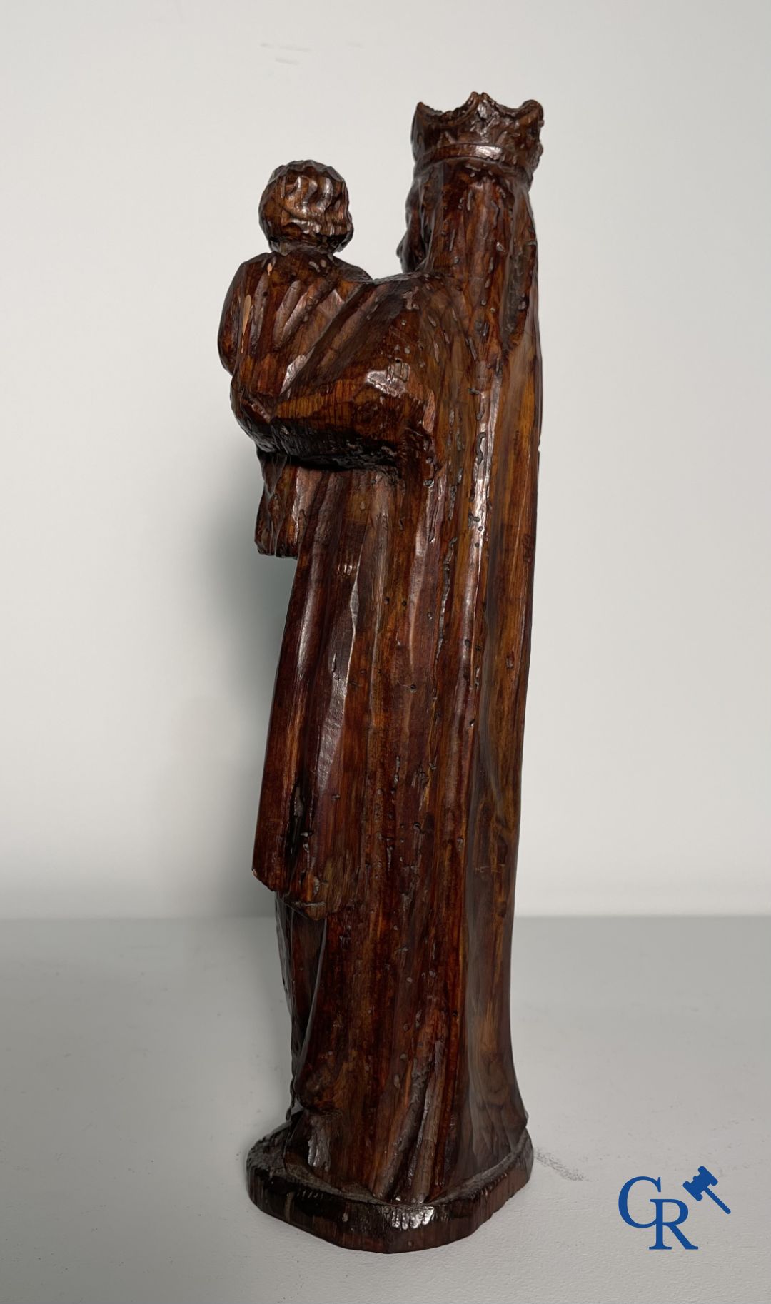 Vierge à l'enfant en bois sculpté.