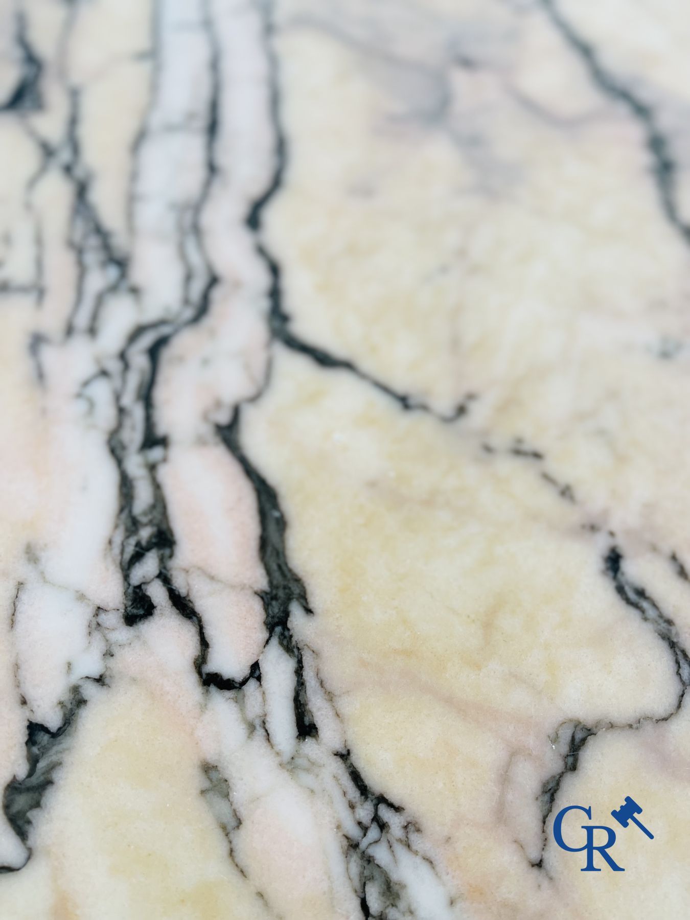 Belgo Chrome : Belle grande table avec un plateau en marbre. Période 1980.