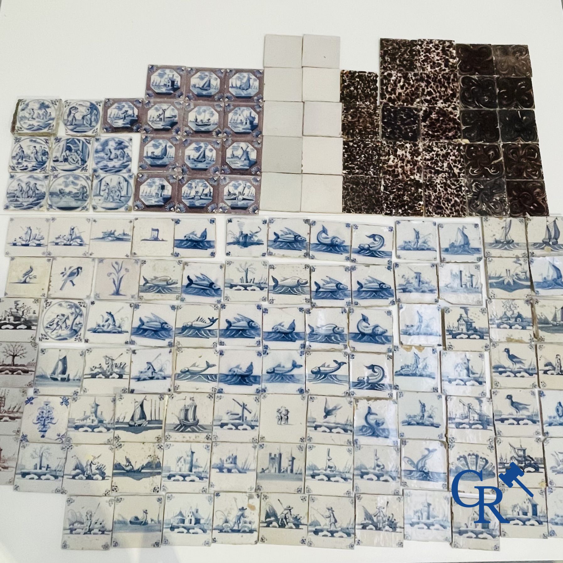Une grande collection de divers carreaux de Delft. XVIIe-XVIIIe siècle.