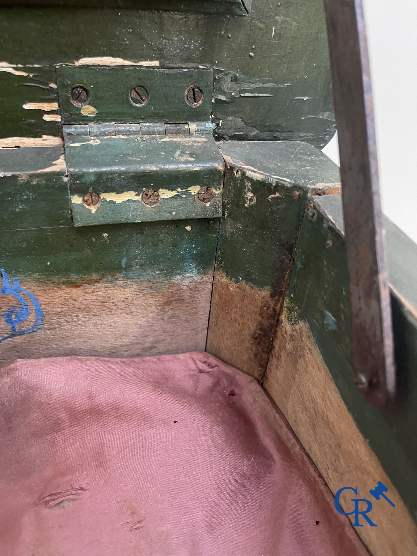 Coiffeuse de dame peinte de scènes galantes, on y joint un fauteuil en cabriolet lacqué d'époque transition Louis XV - Louis XVI.